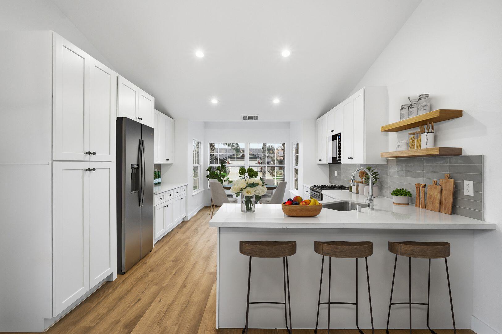 945 N Oakwood Ct, Visalia, CA 93291