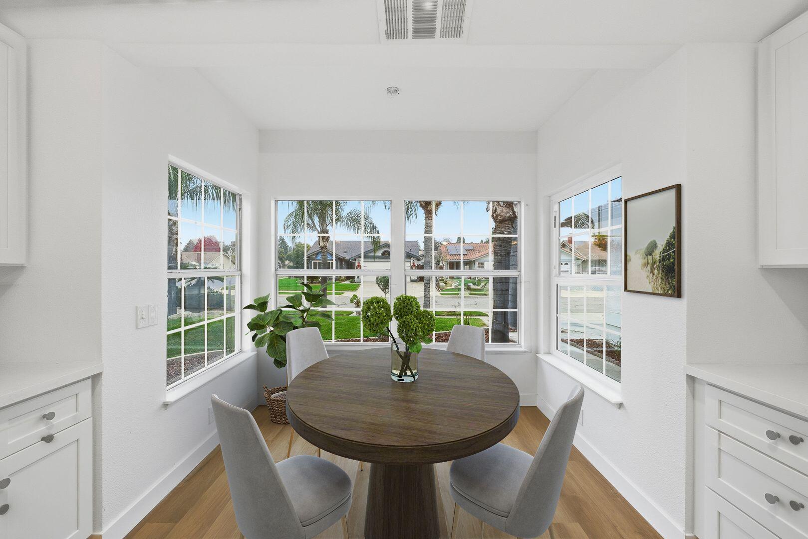 945 N Oakwood Ct, Visalia, CA 93291