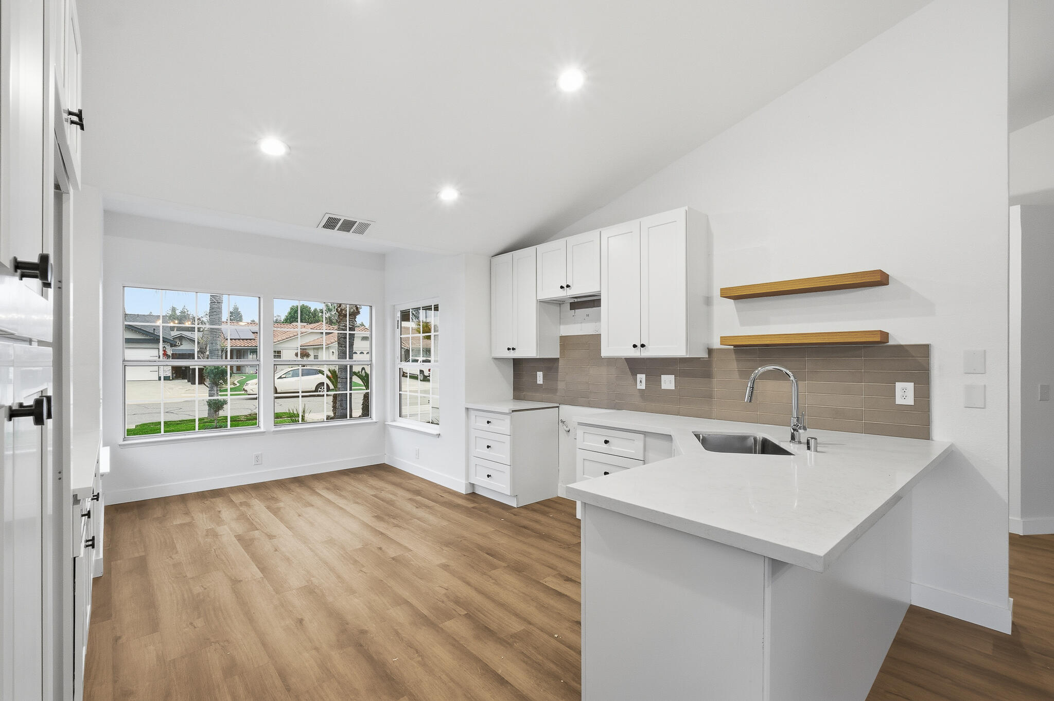 945 N Oakwood Ct, Visalia, CA 93291