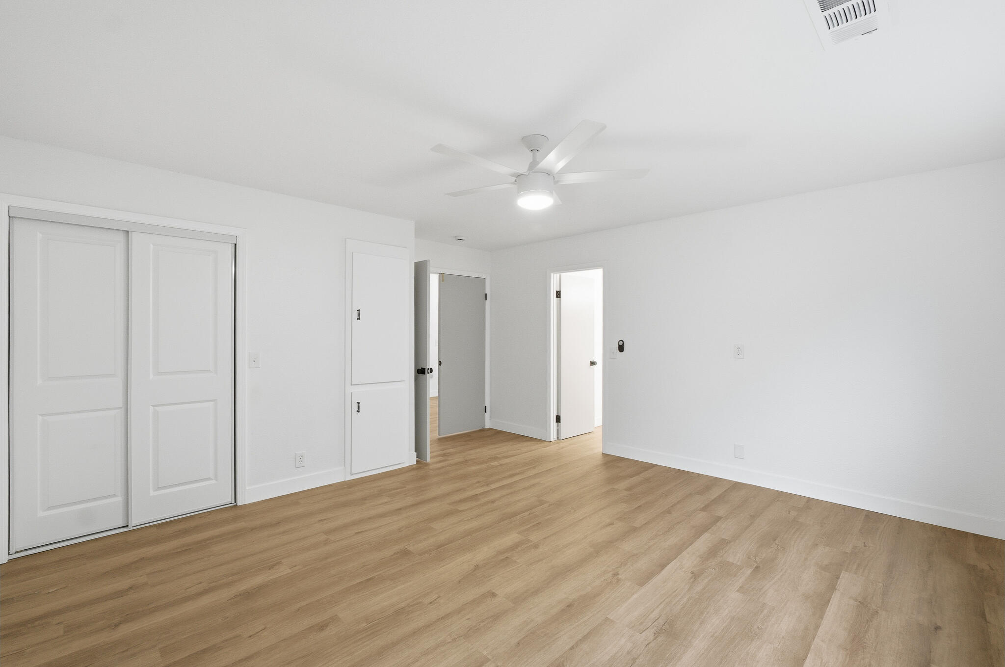 945 N Oakwood Ct, Visalia, CA 93291