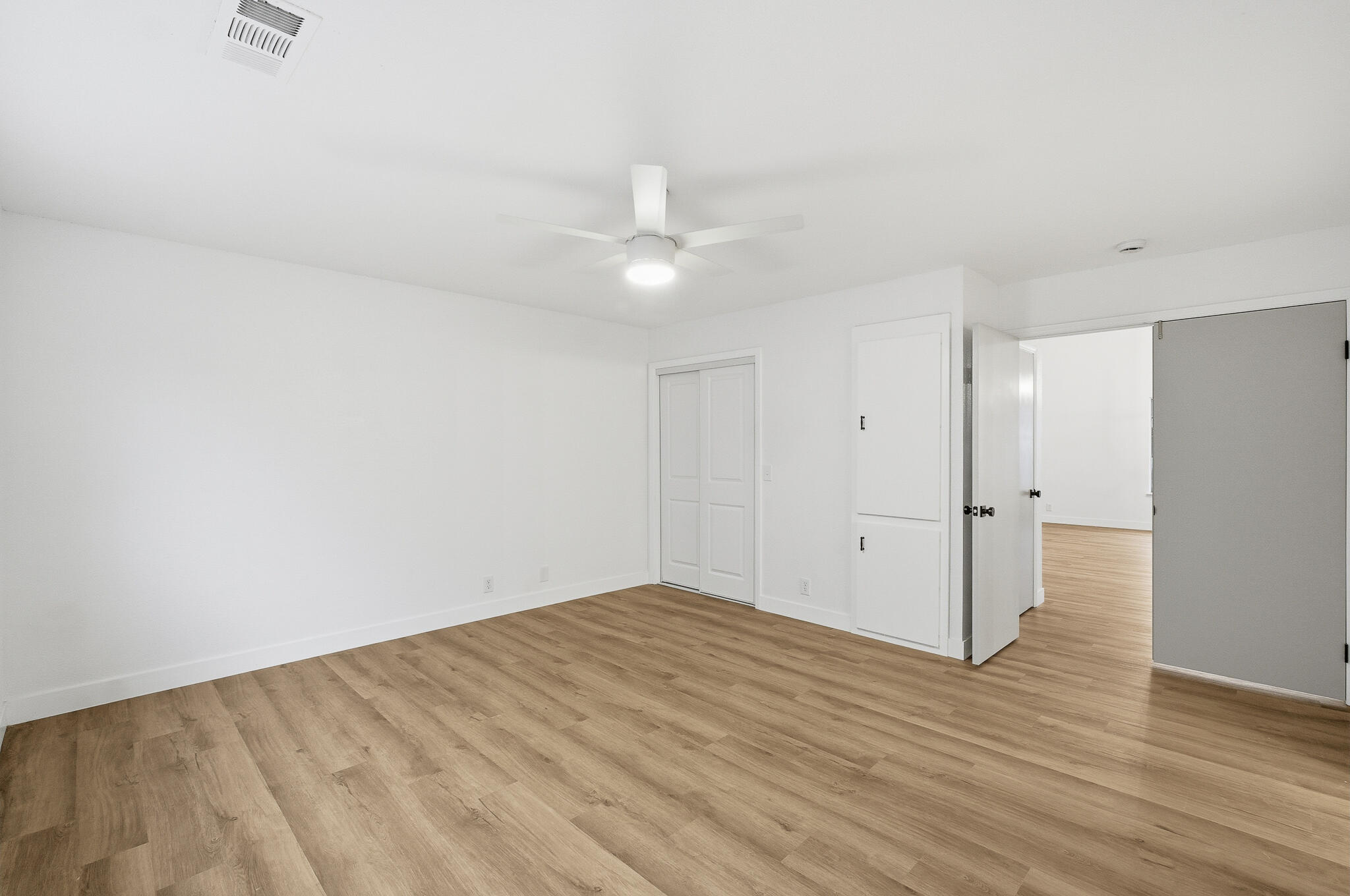 945 N Oakwood Ct, Visalia, CA 93291