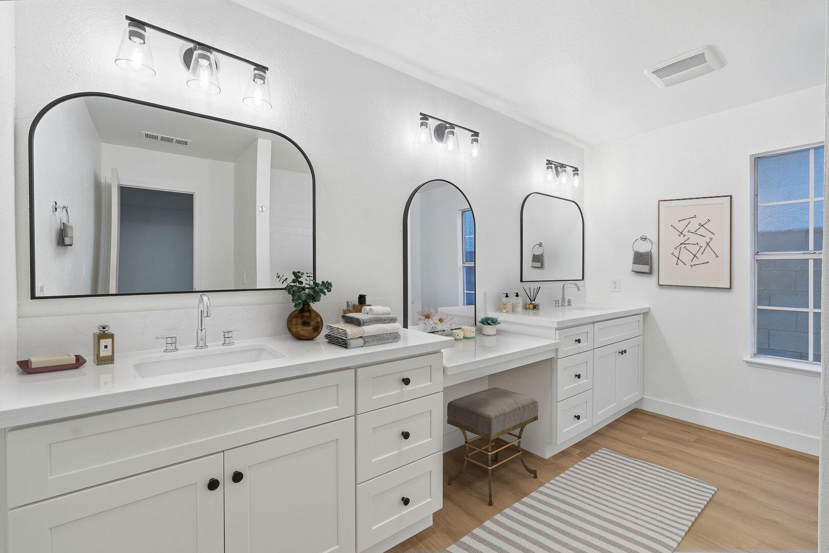 945 N Oakwood Ct, Visalia, CA 93291