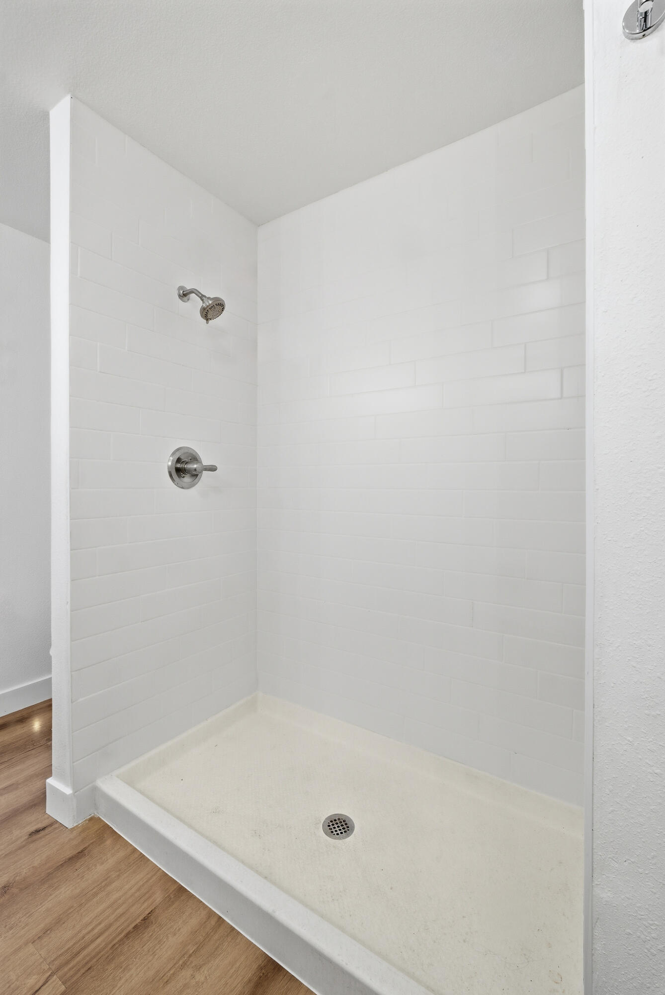 945 N Oakwood Ct, Visalia, CA 93291