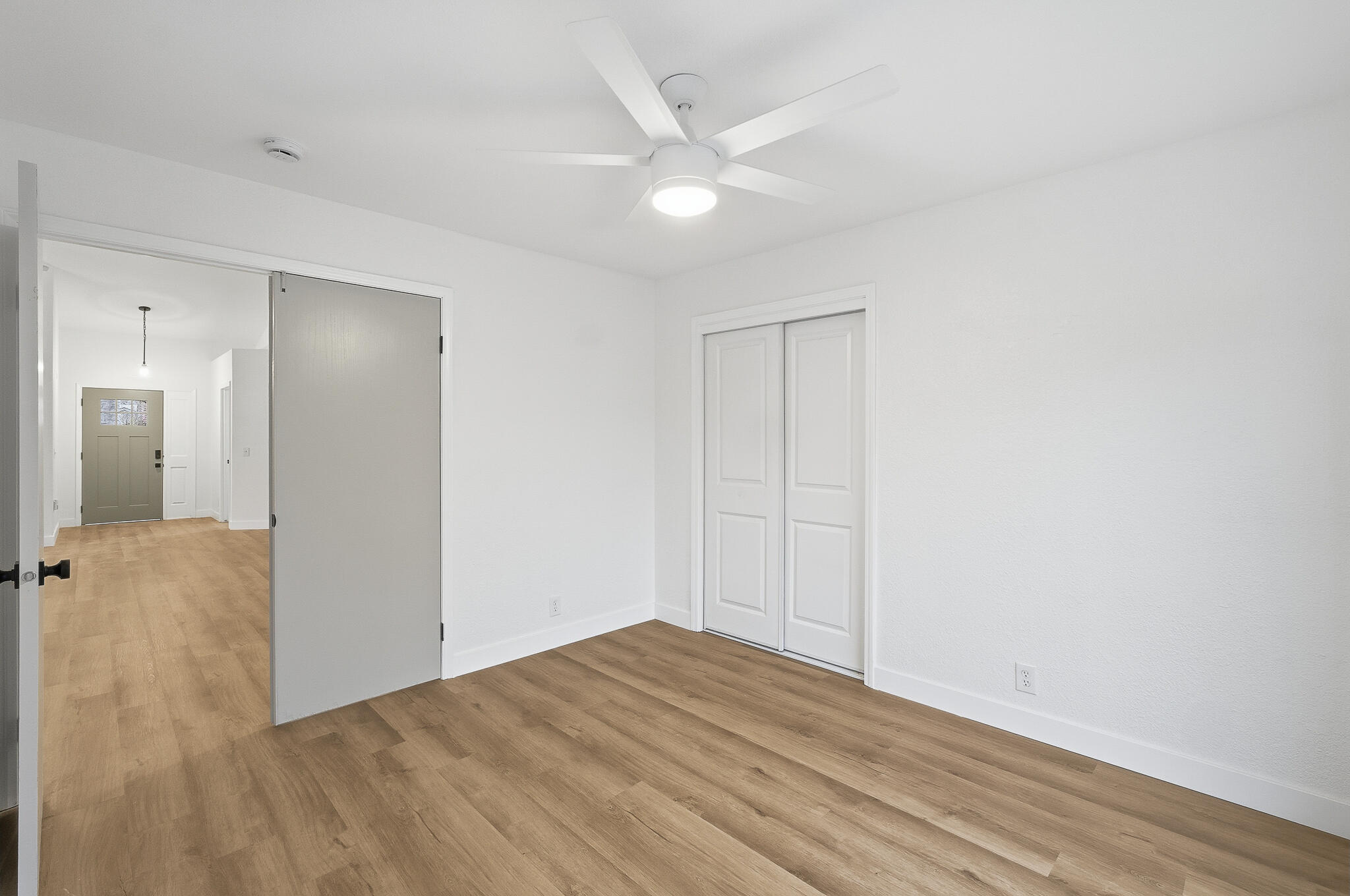 945 N Oakwood Ct, Visalia, CA 93291