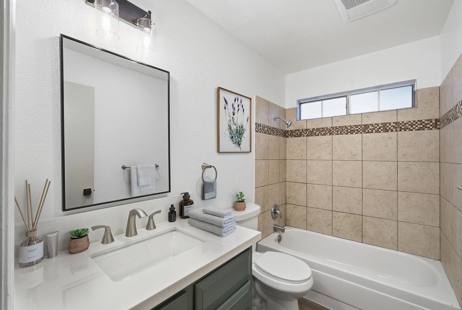 945 N Oakwood Ct, Visalia, CA 93291