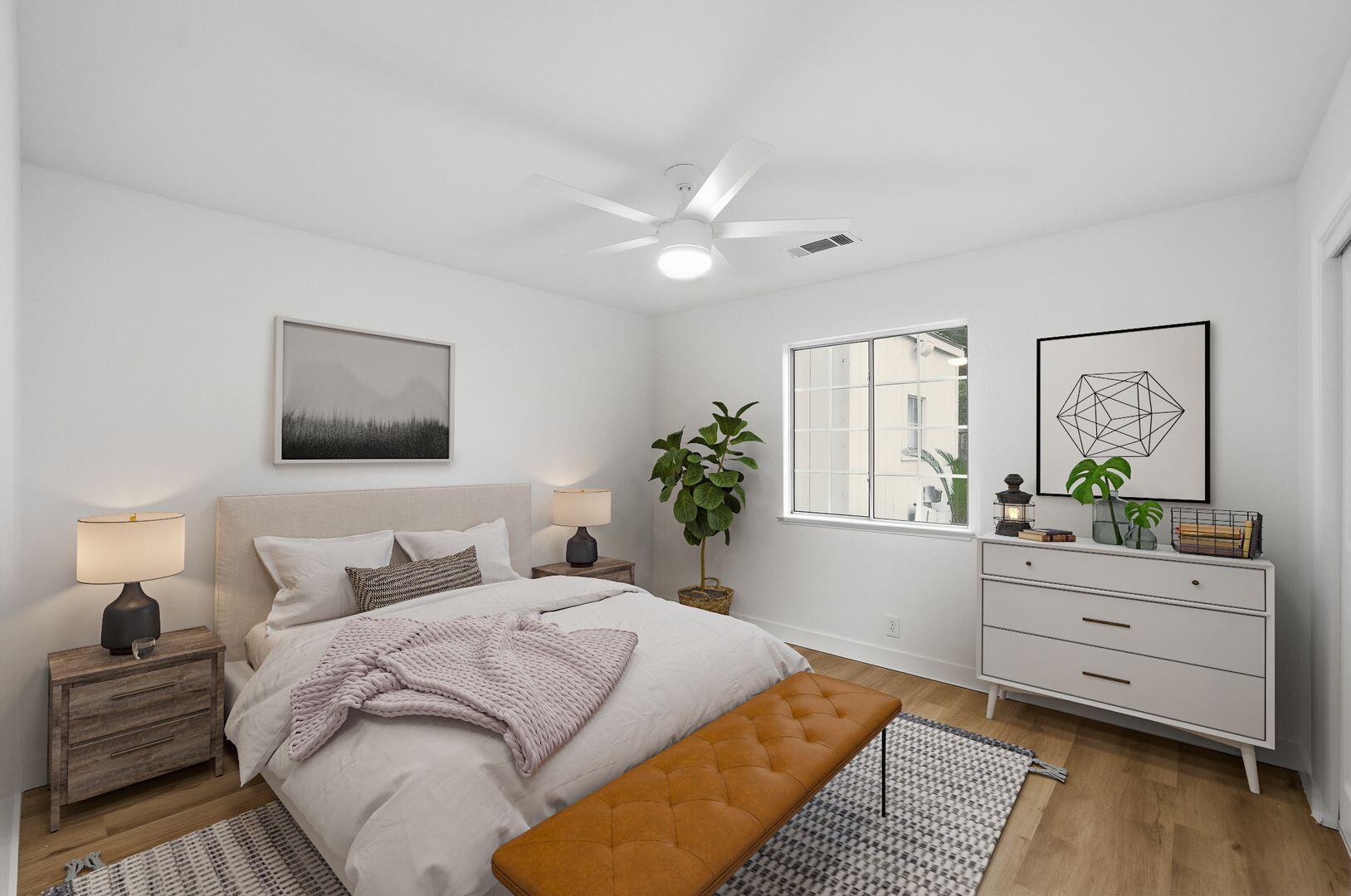 945 N Oakwood Ct, Visalia, CA 93291