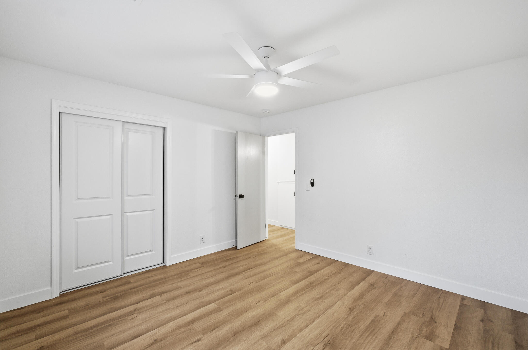 945 N Oakwood Ct, Visalia, CA 93291