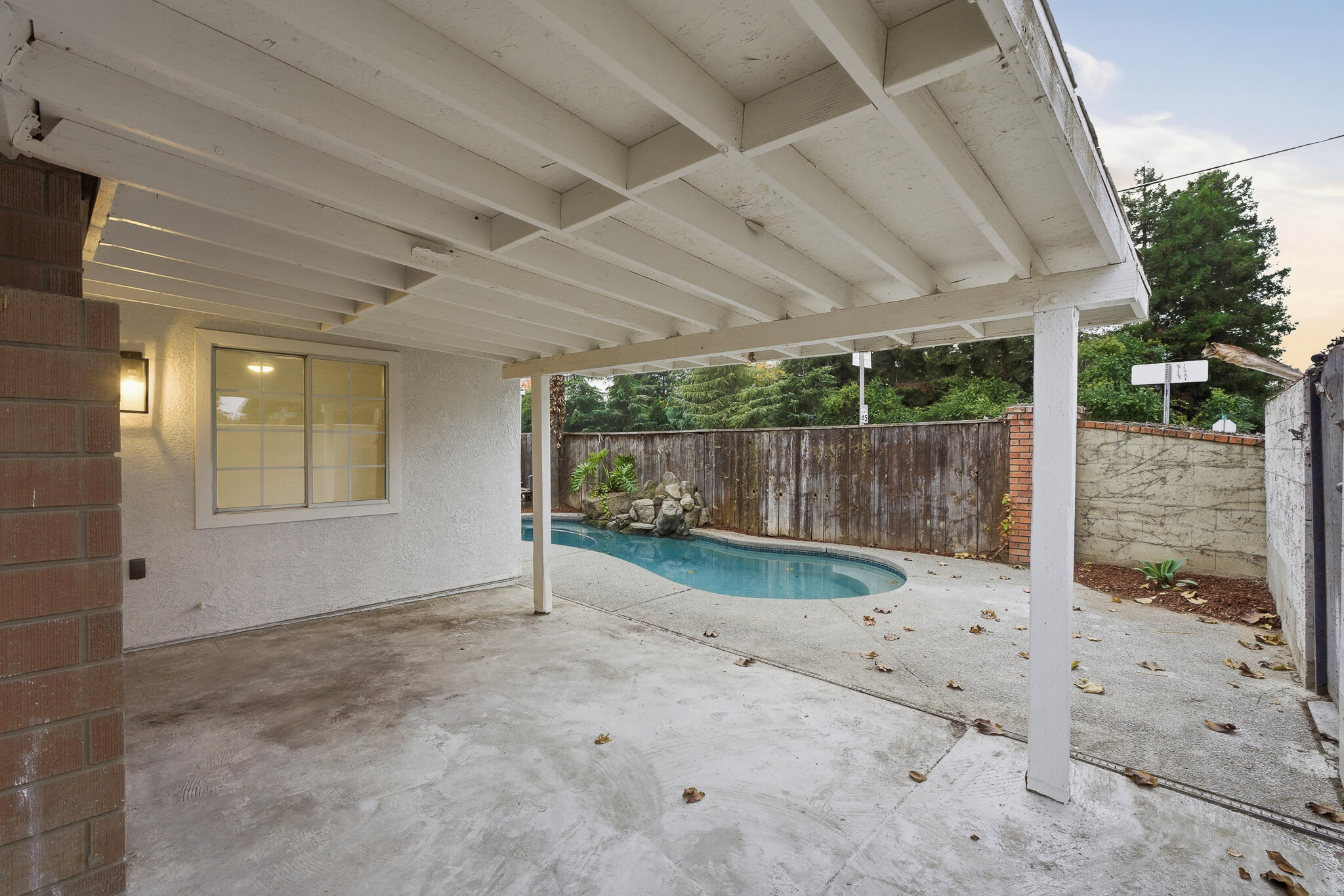 945 N Oakwood Ct, Visalia, CA 93291