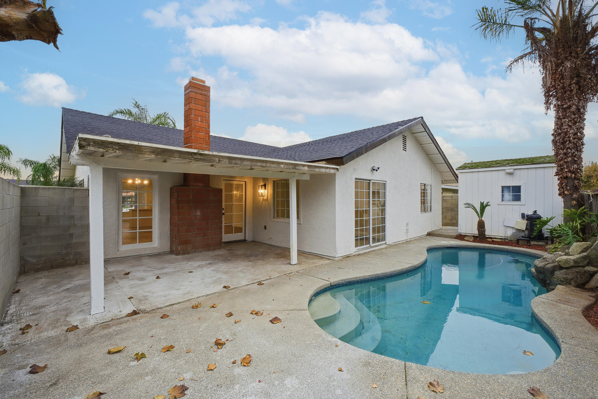 945 N Oakwood Ct, Visalia, CA 93291