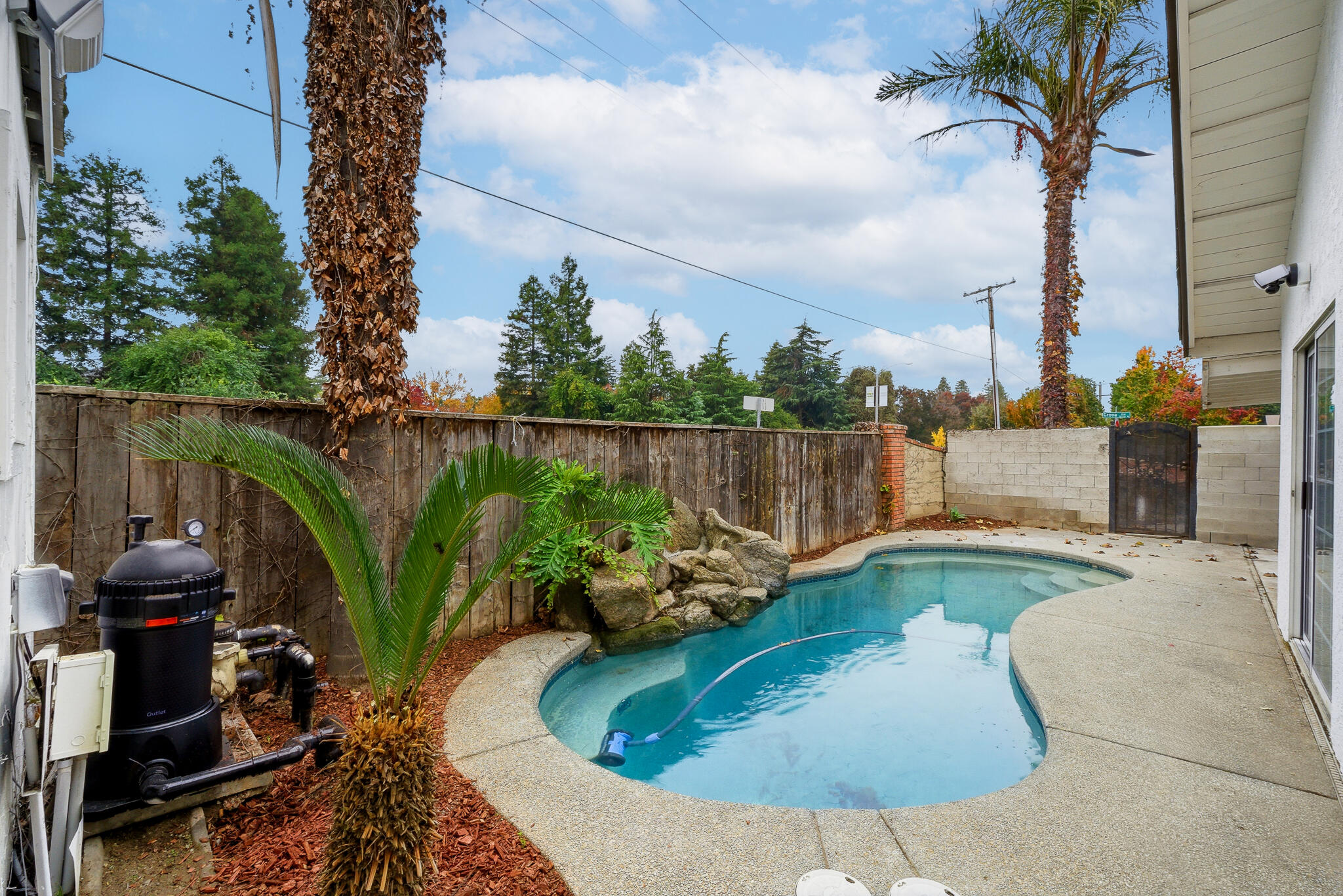 945 N Oakwood Ct, Visalia, CA 93291