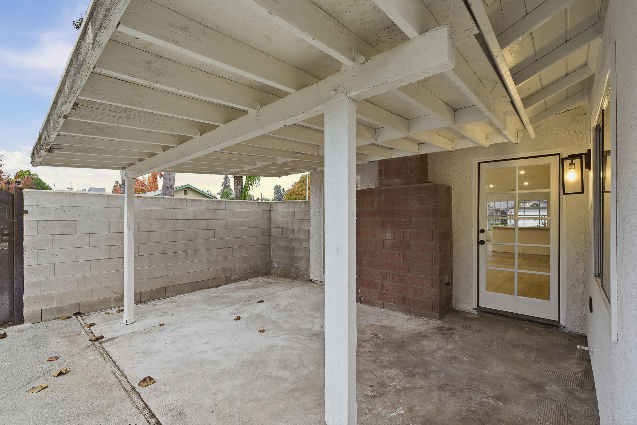 945 N Oakwood Ct, Visalia, CA 93291