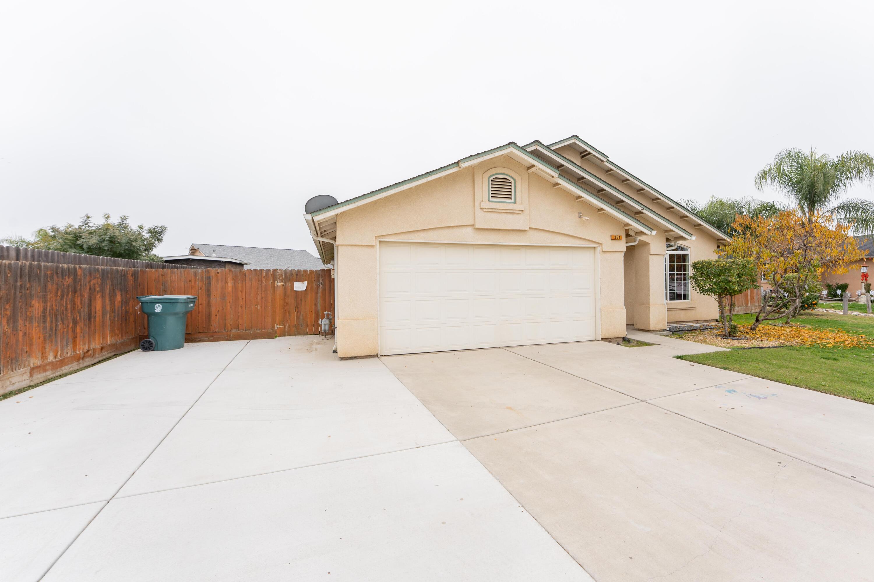 254 Feather Ct, Tulare, CA 93274