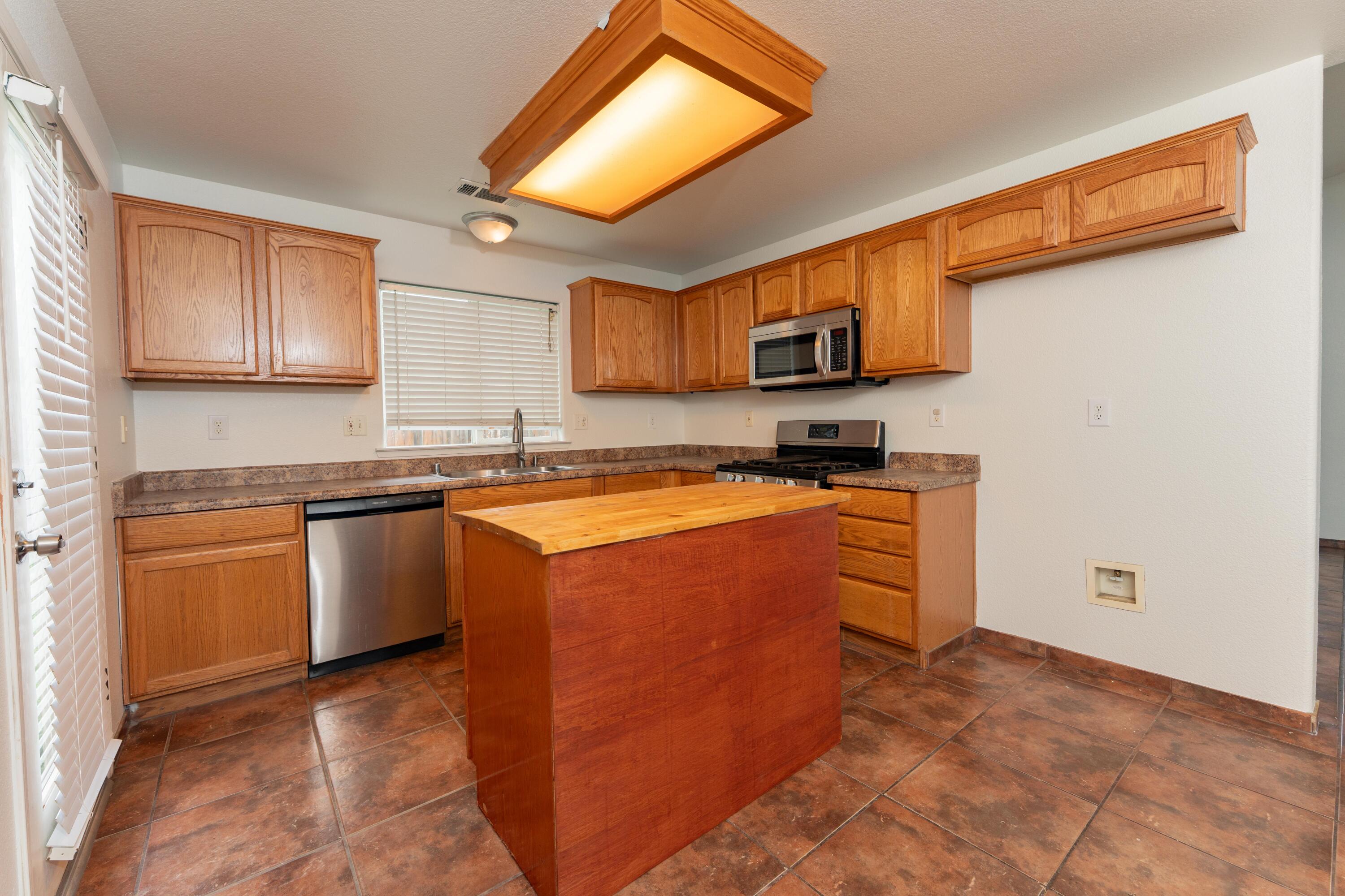 254 Feather Ct, Tulare, CA 93274