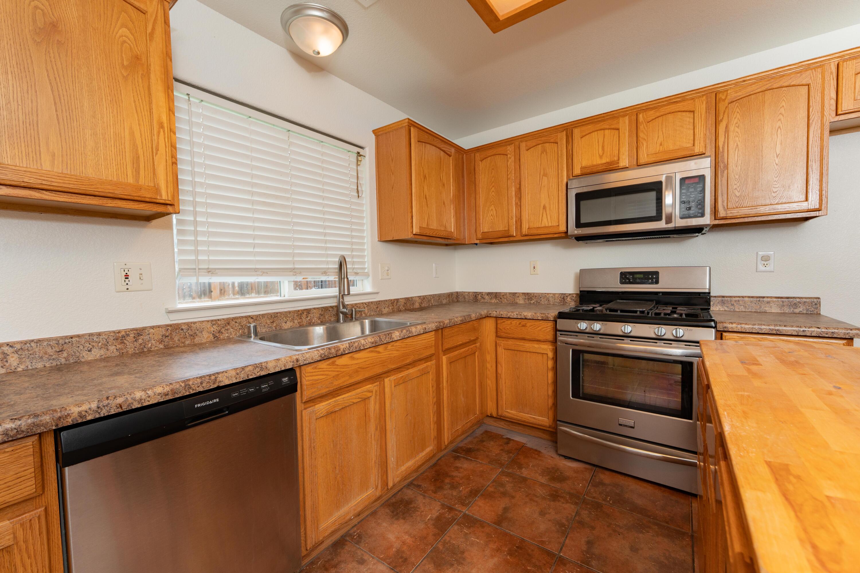 254 Feather Ct, Tulare, CA 93274