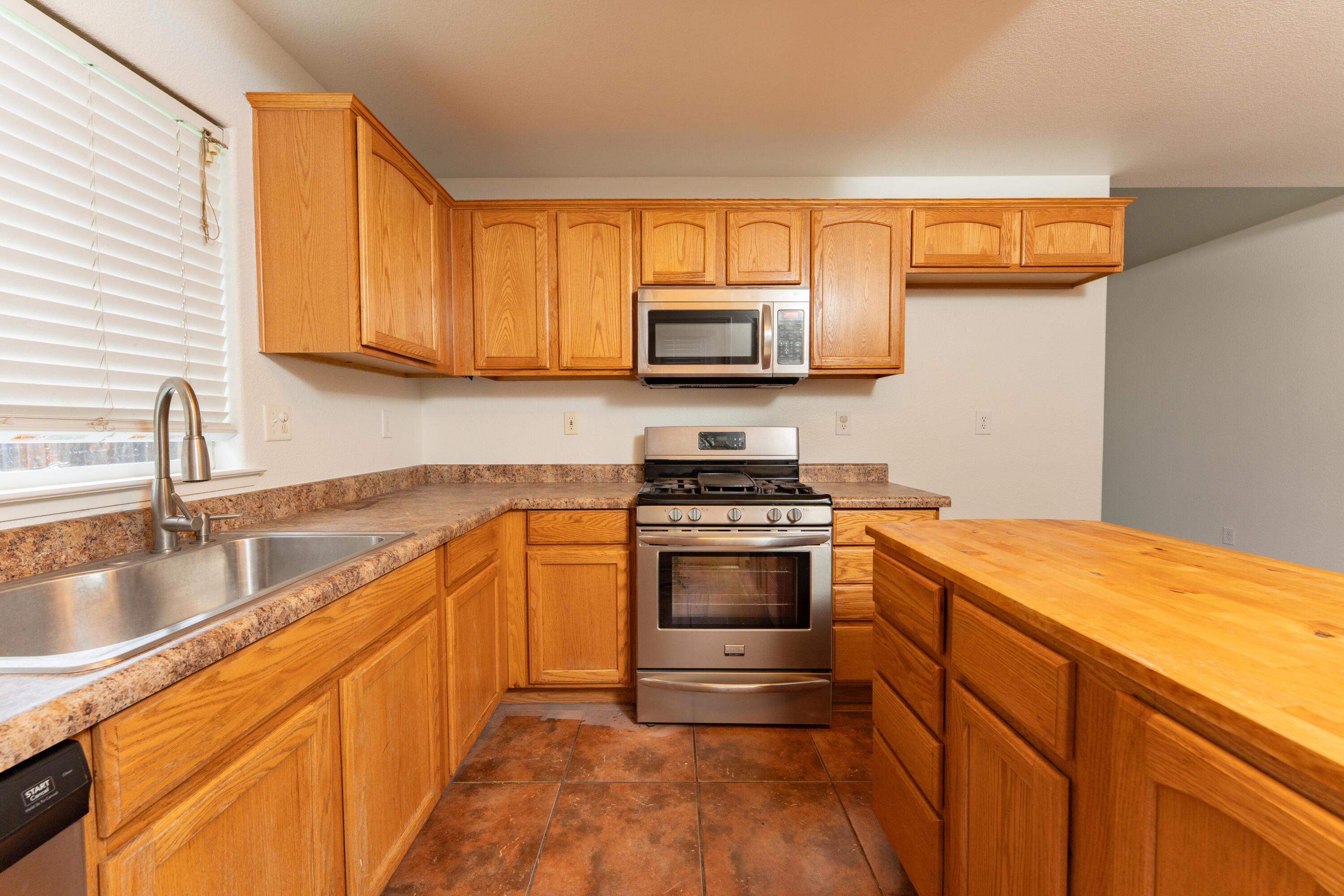 254 Feather Ct, Tulare, CA 93274