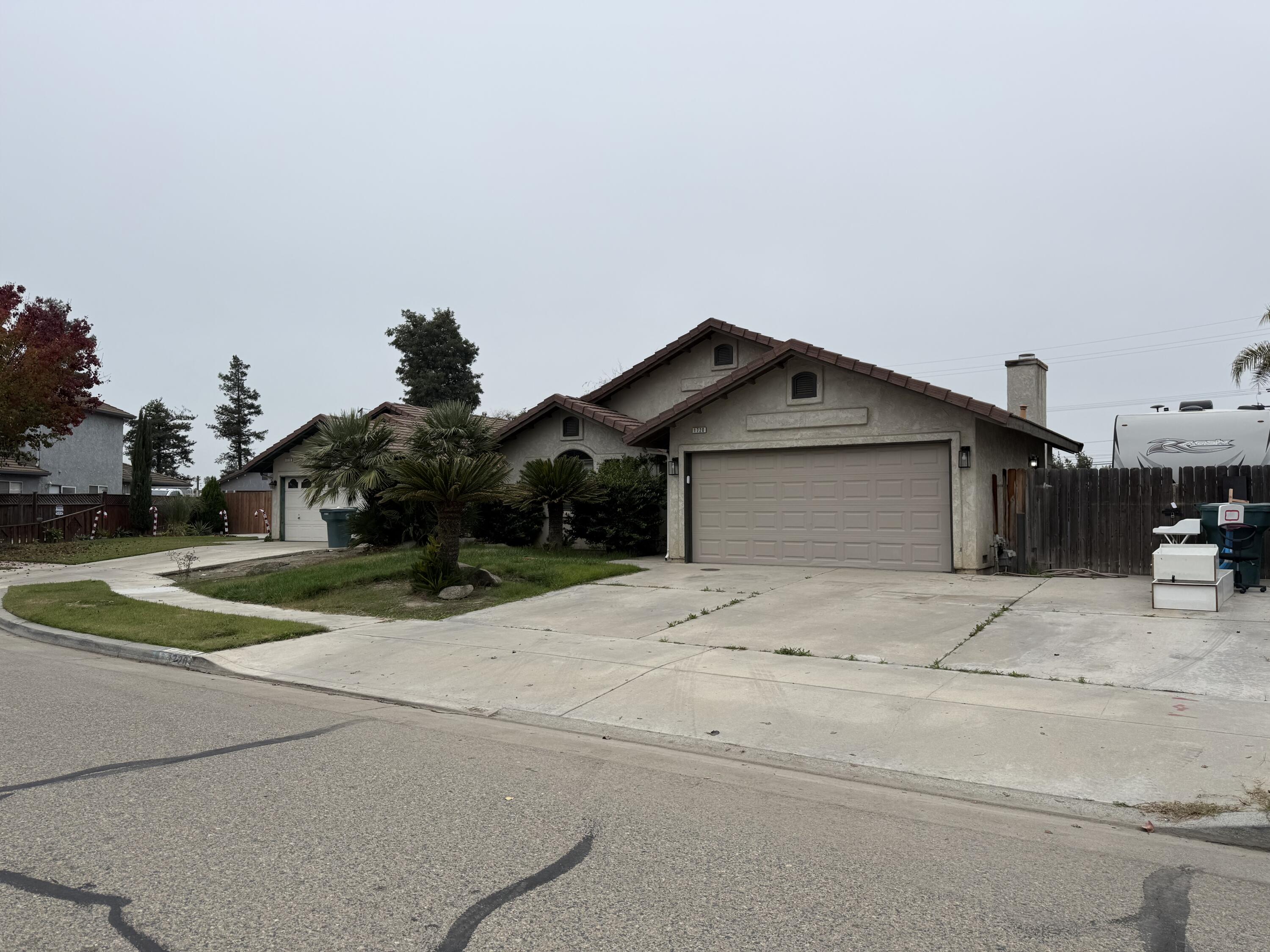 1720 E Henshaw Ave, Tulare, CA 93274
