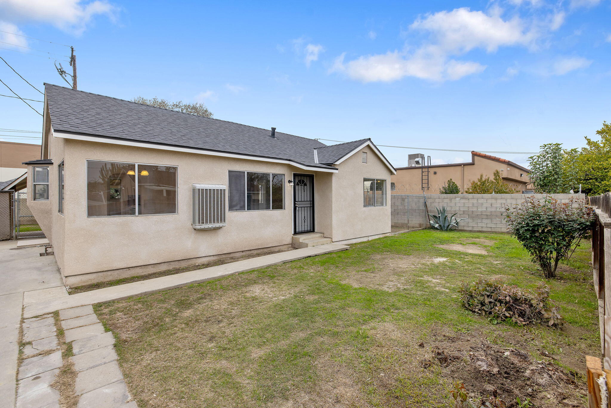 125 N Hicks St #B, Visalia, CA 93291