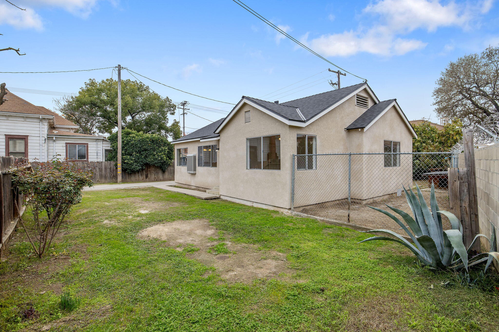 125 N Hicks St #B, Visalia, CA 93291