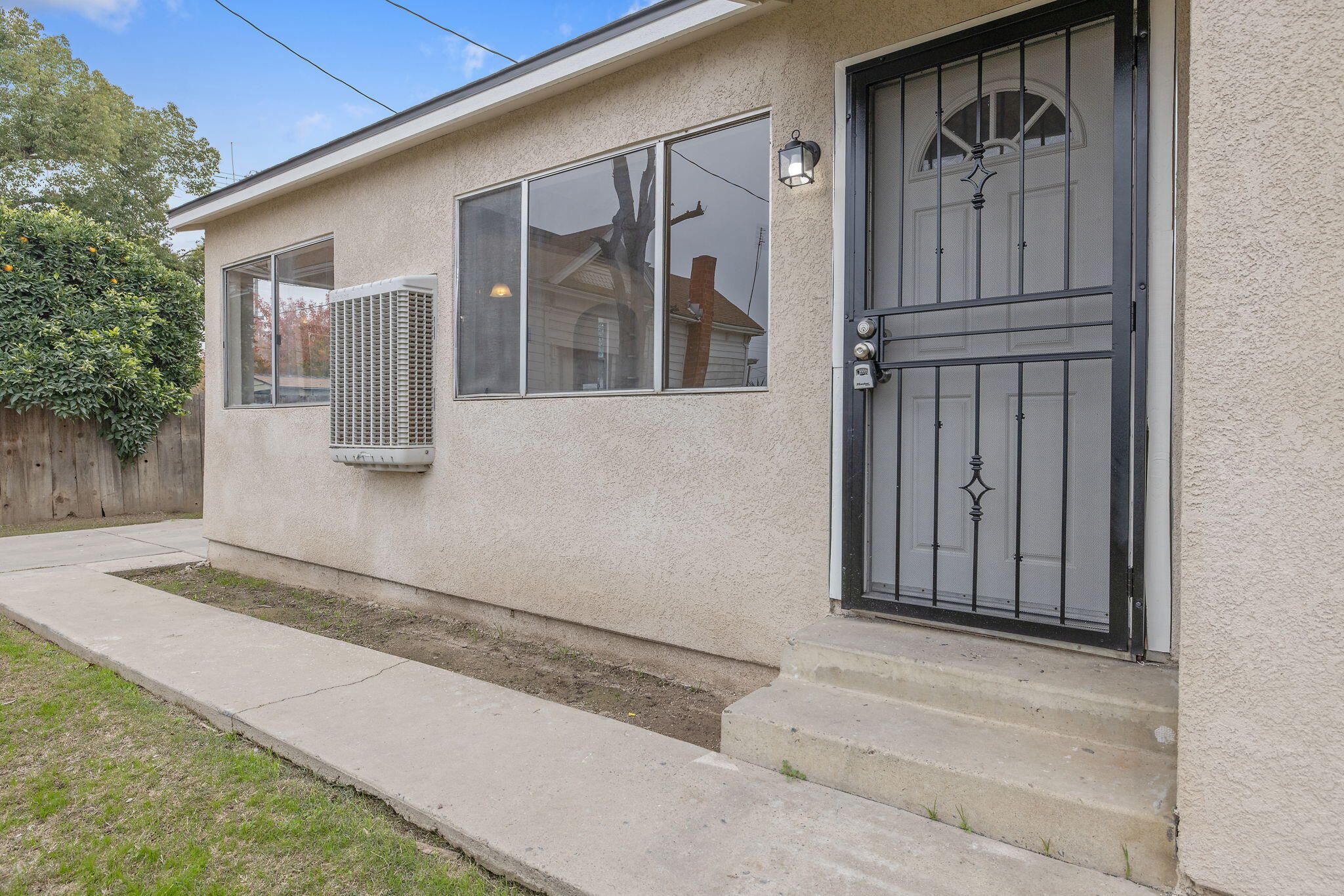 125 N Hicks St #B, Visalia, CA 93291