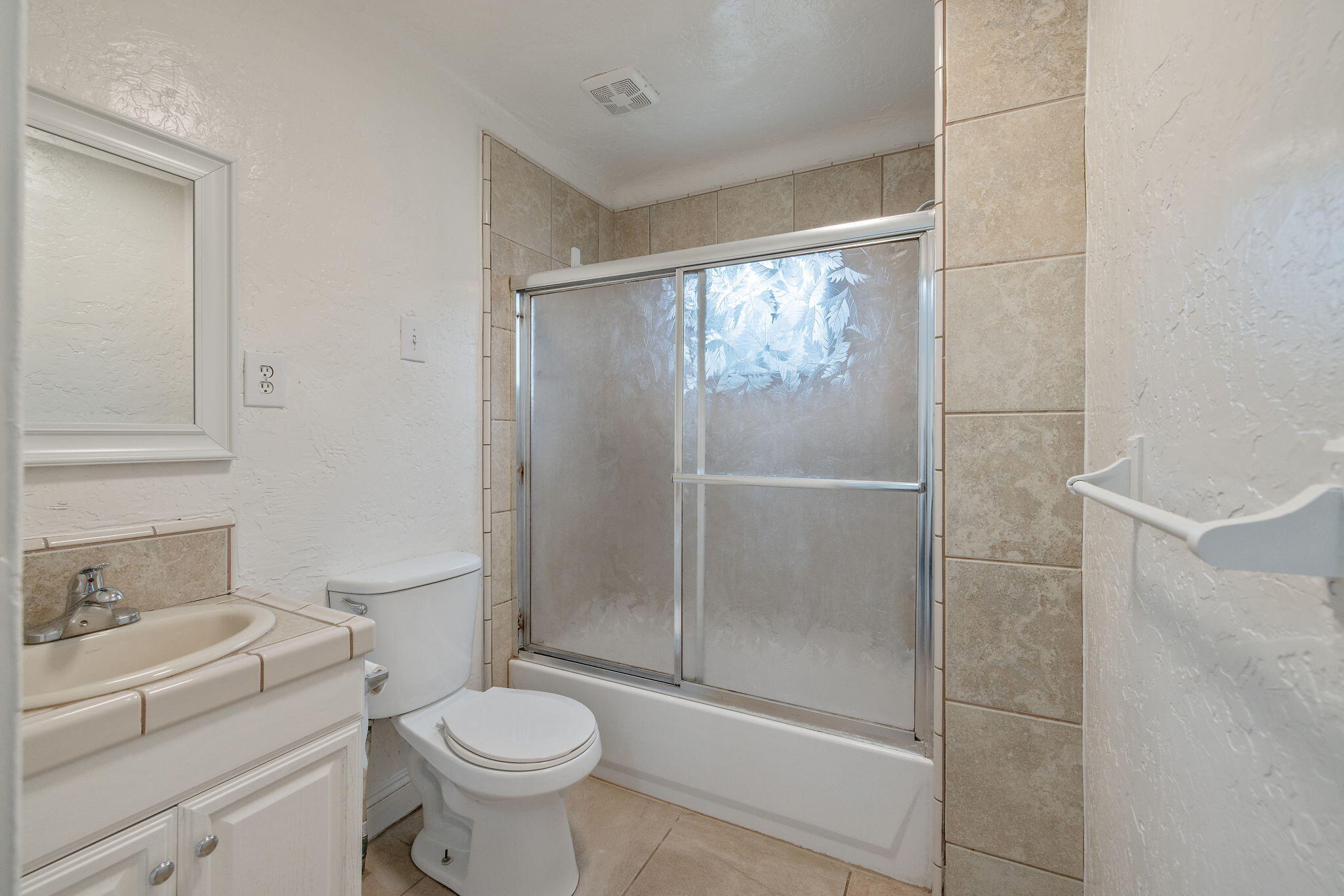 125 N Hicks St #B, Visalia, CA 93291