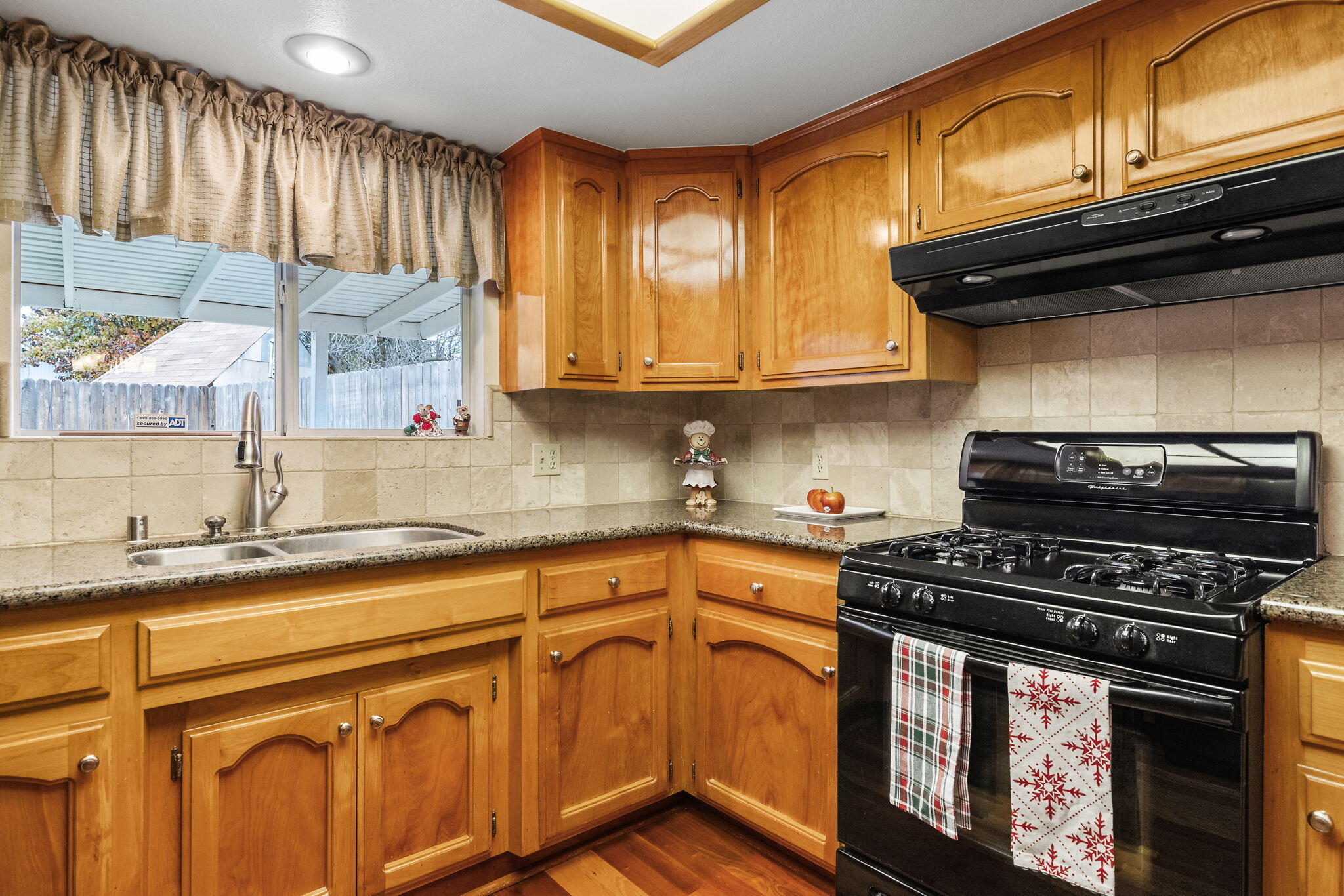 615 N Orange Ave, Exeter, CA 93221