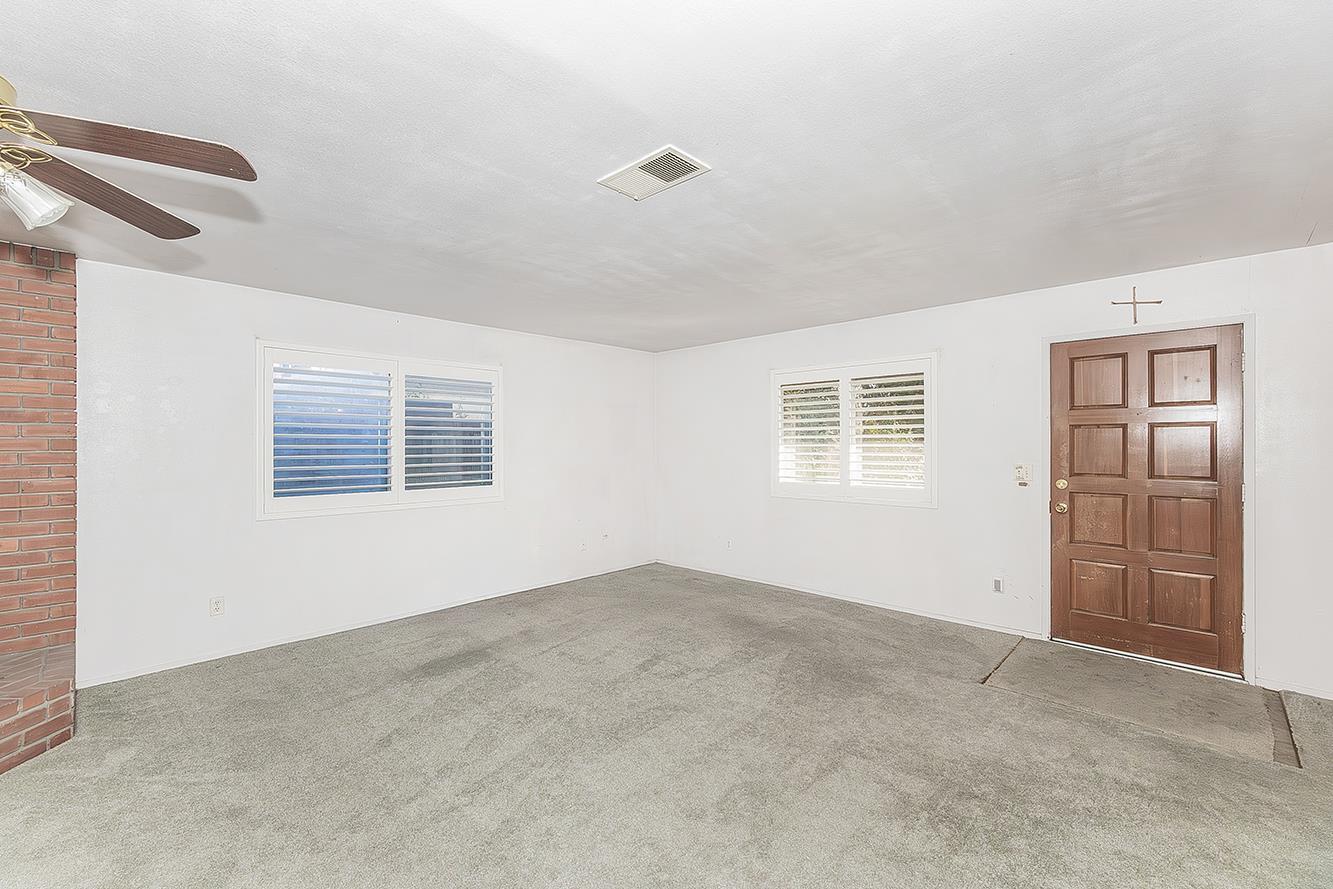 665 Ramblewood Ct, Dinuba, CA 93618