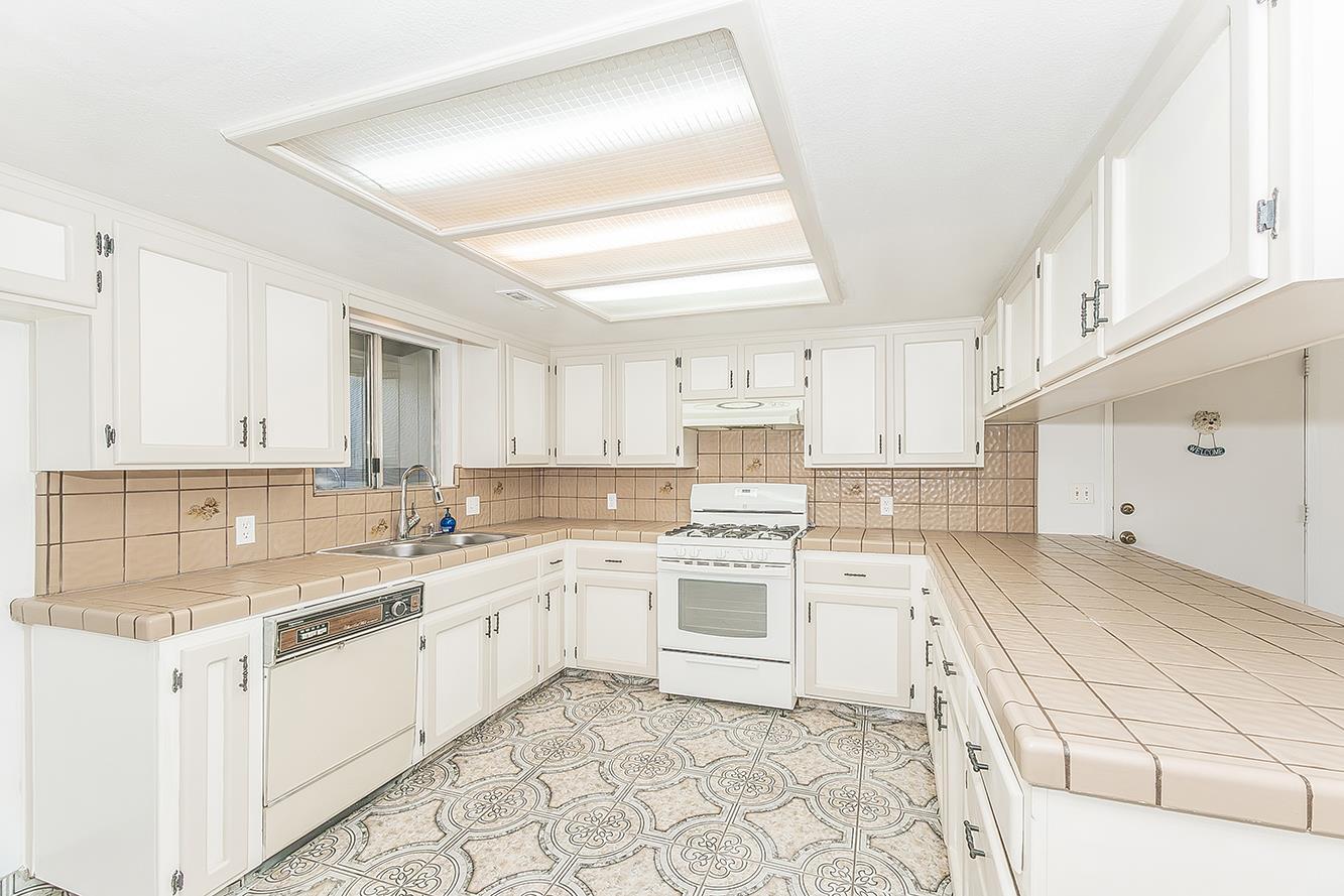 665 Ramblewood Ct, Dinuba, CA 93618