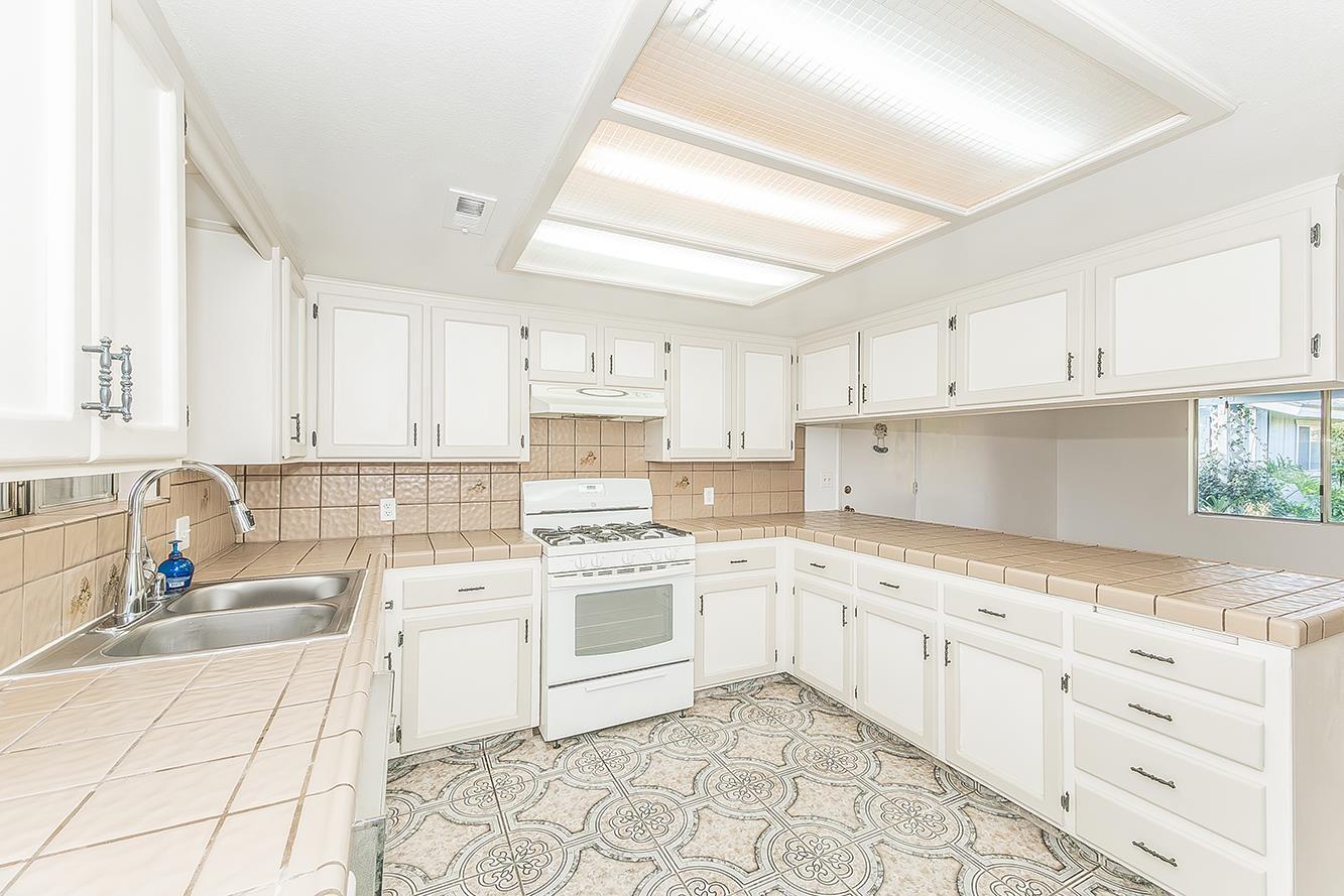 665 Ramblewood Ct, Dinuba, CA 93618