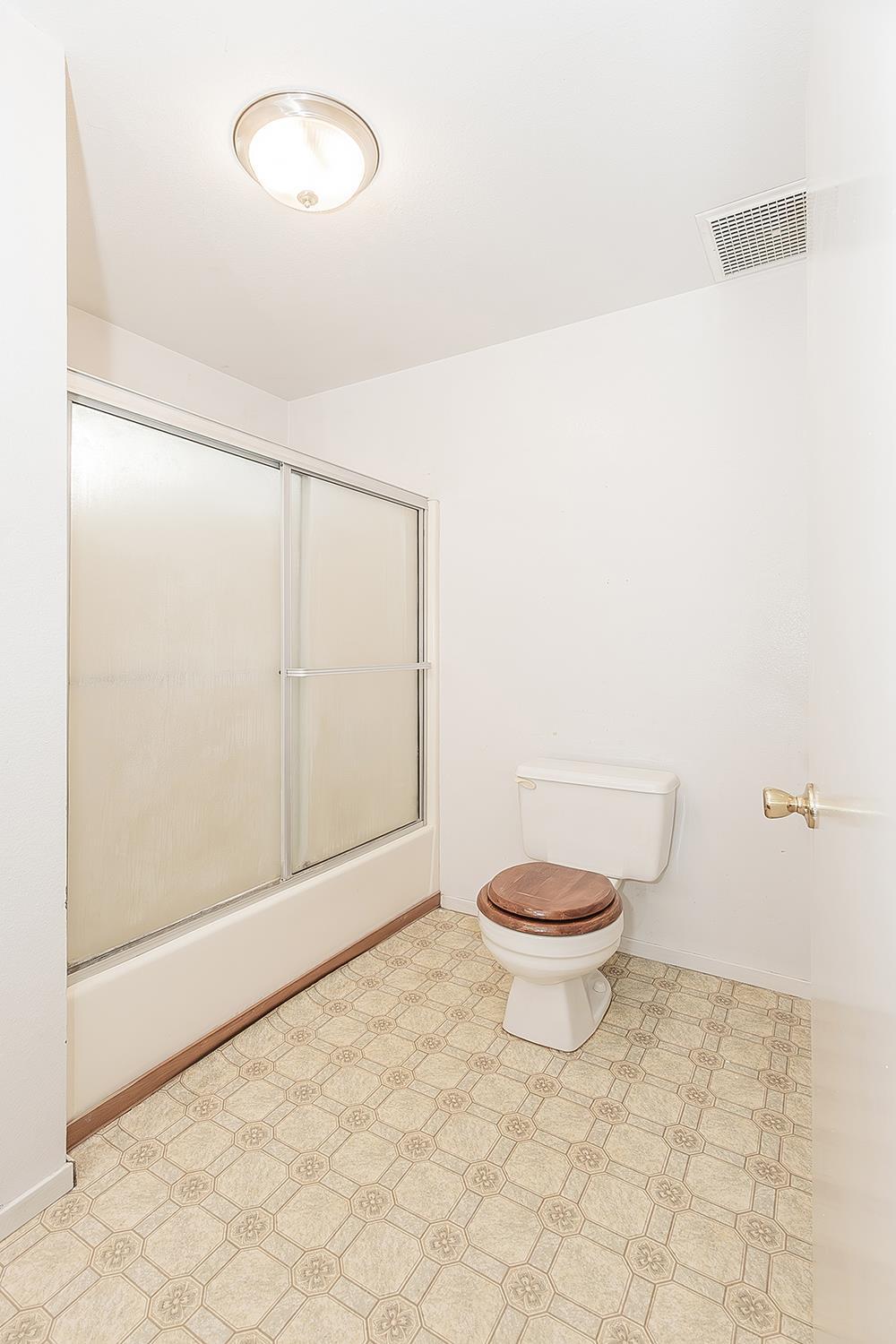 665 Ramblewood Ct, Dinuba, CA 93618