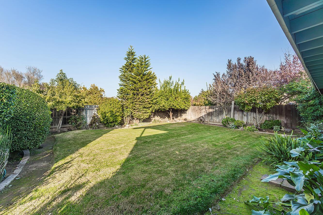 665 Ramblewood Ct, Dinuba, CA 93618