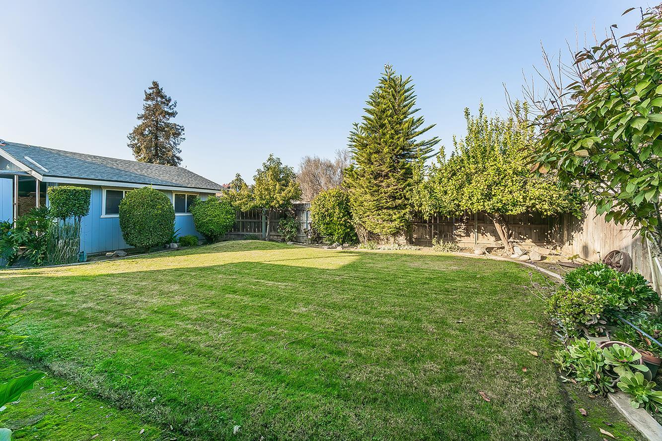 665 Ramblewood Ct, Dinuba, CA 93618