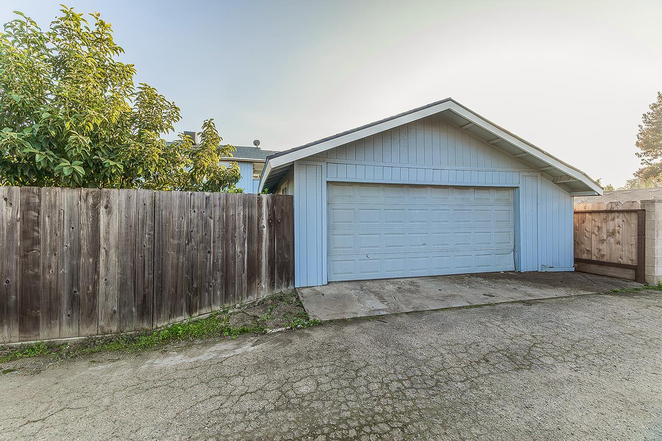 665 Ramblewood Ct, Dinuba, CA 93618