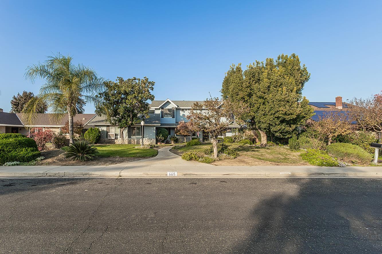 665 Ramblewood Ct, Dinuba, CA 93618