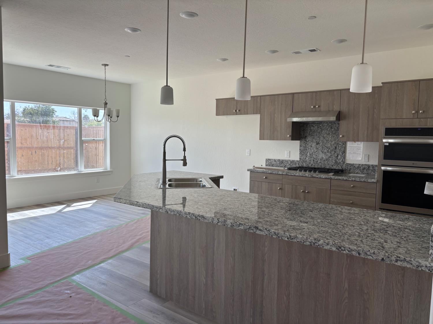 1225 Via Valencia Dr, Madera, CA 93637