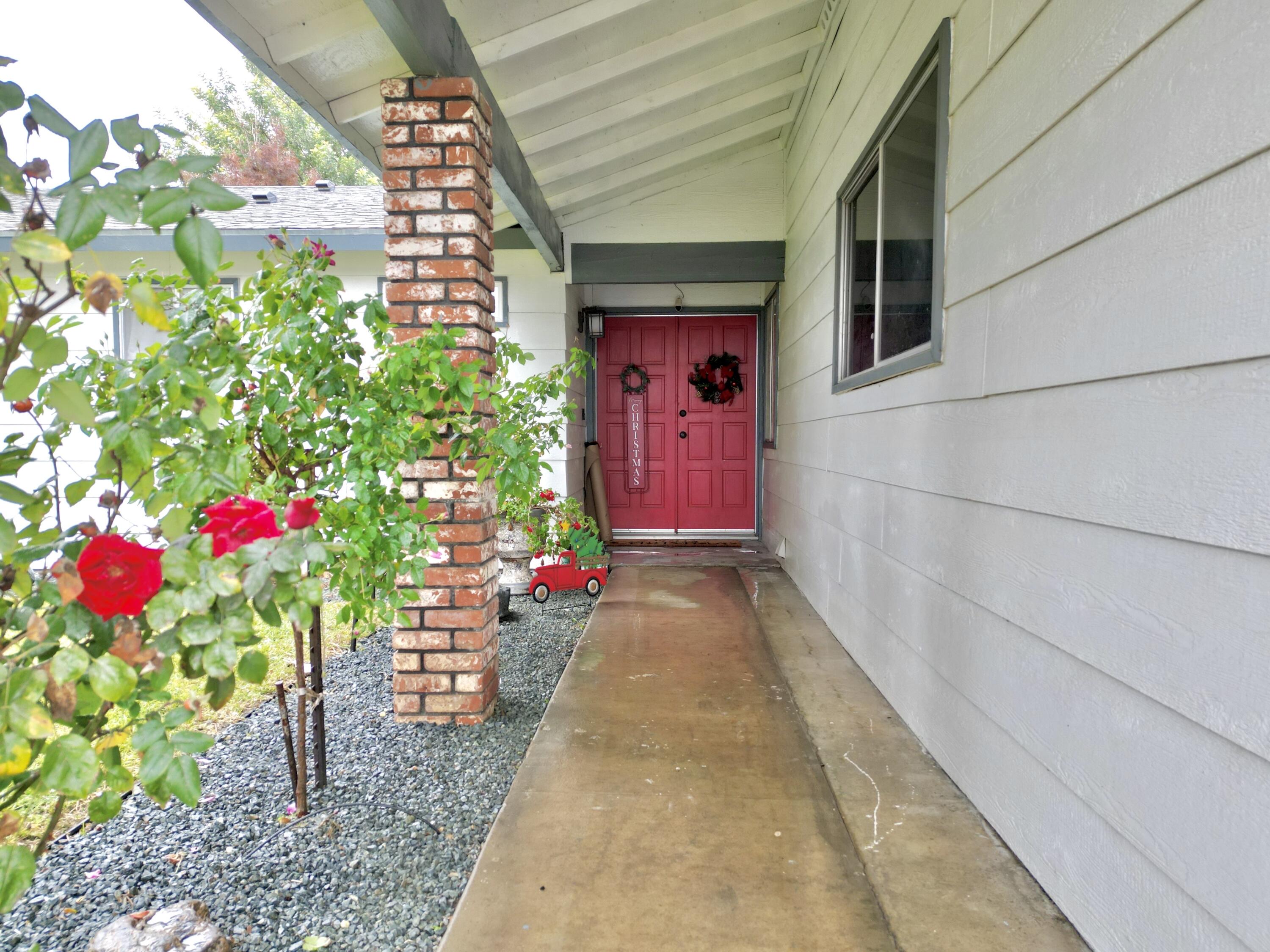 1060 W Thurman Ave, Porterville, CA 93257