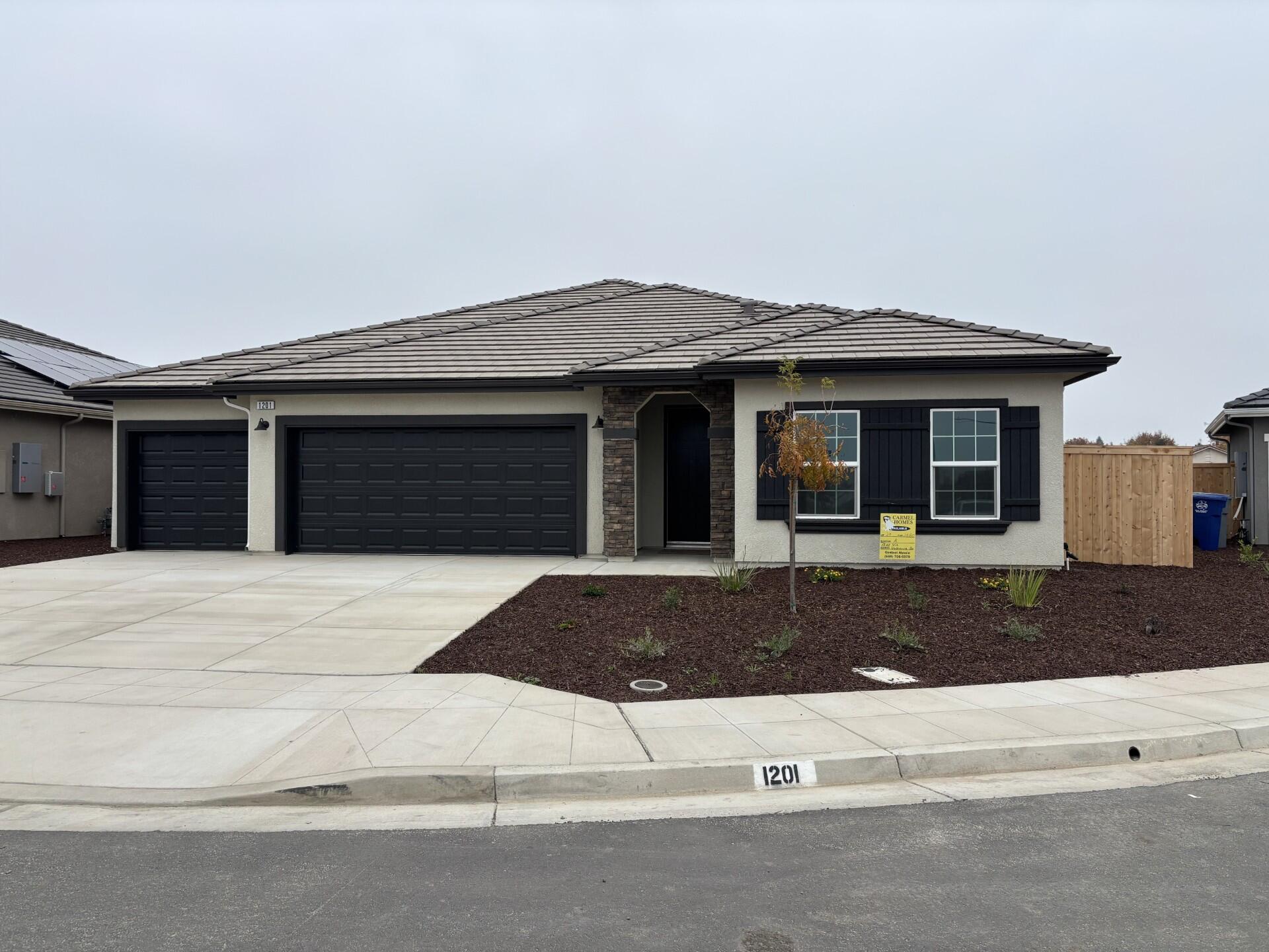 1201 Via Valencia Dr, Madera, CA 93637