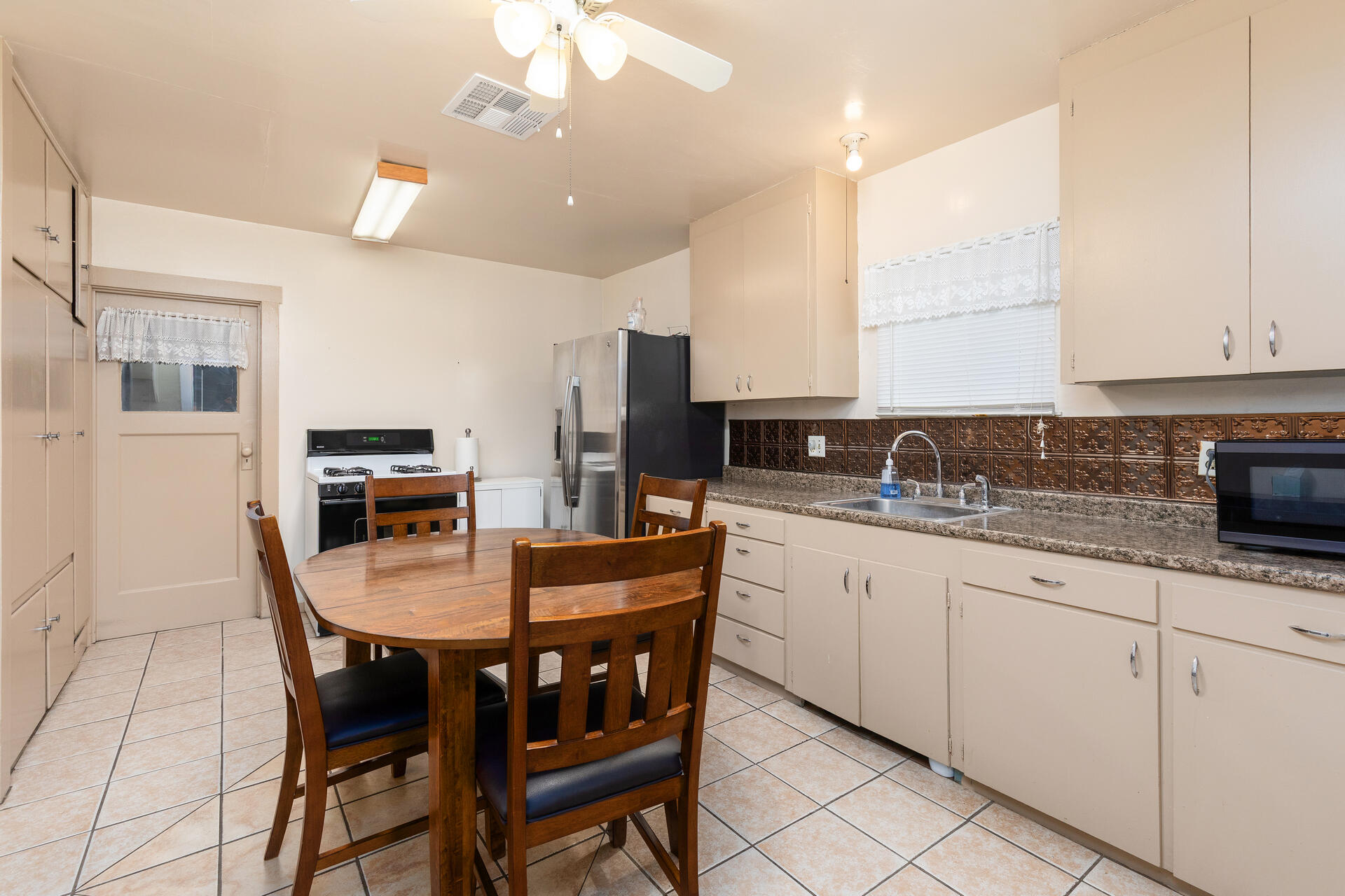 1044 S Hope Ave, Reedley, CA 93654