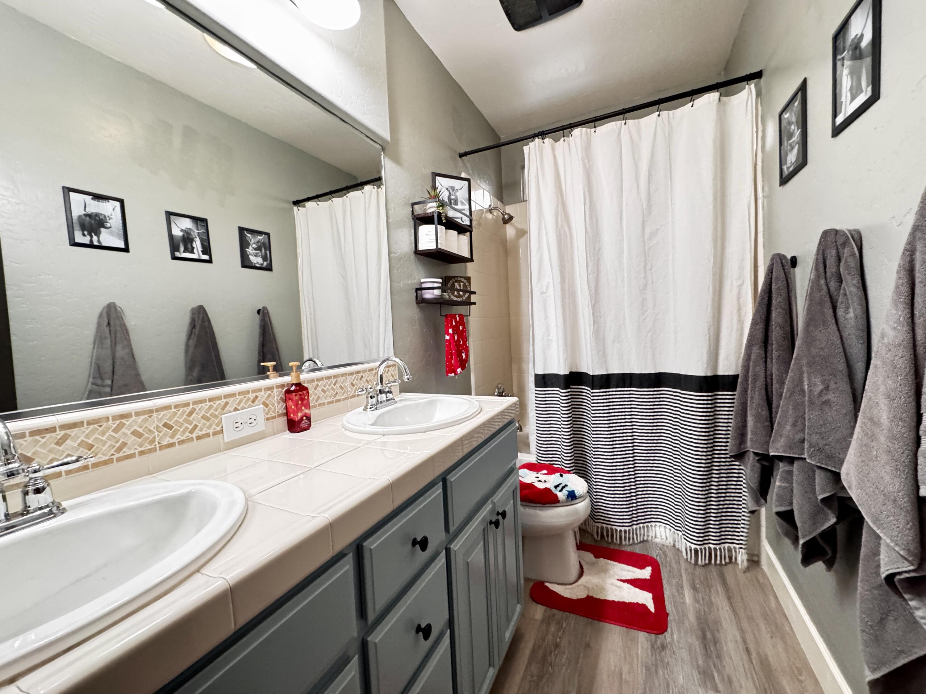 2945 W Vine Ave, Visalia, CA 93291