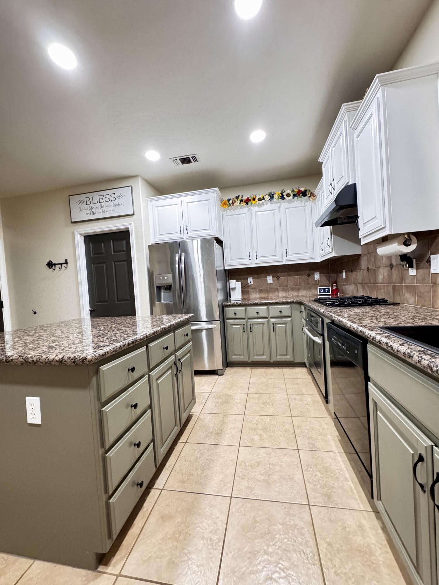 2945 W Vine Ave, Visalia, CA 93291