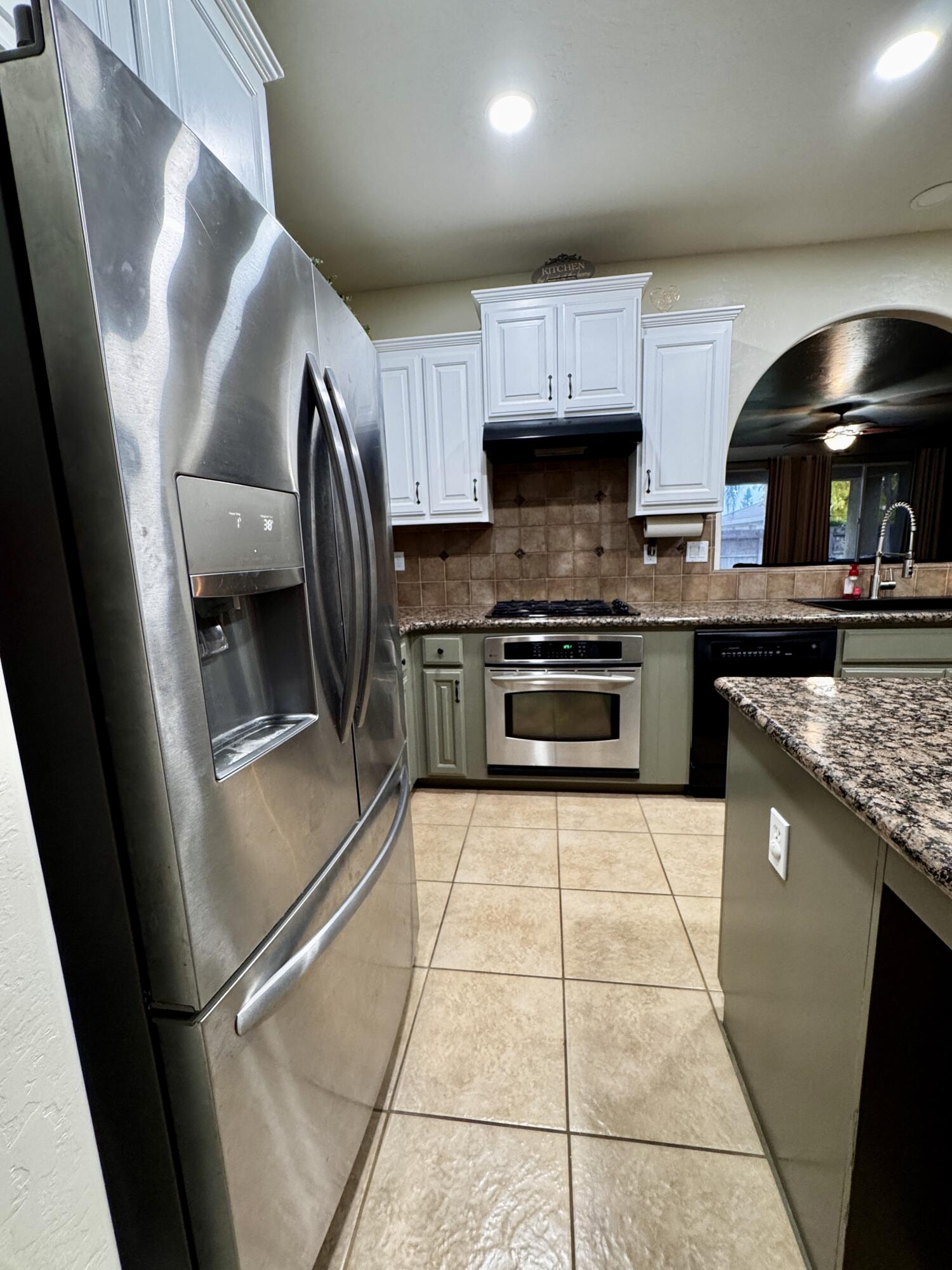 2945 W Vine Ave, Visalia, CA 93291