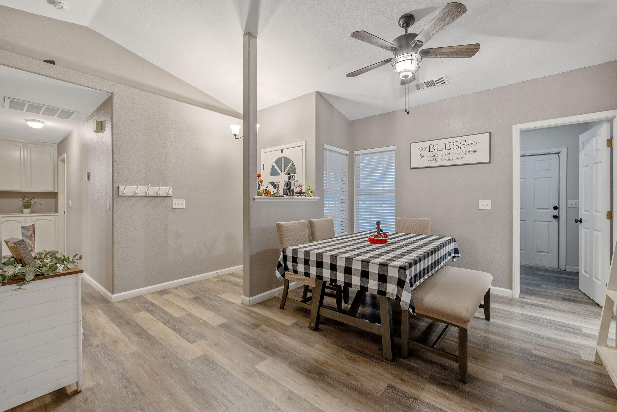 3623 E Acequia Ct, Visalia, CA 93292