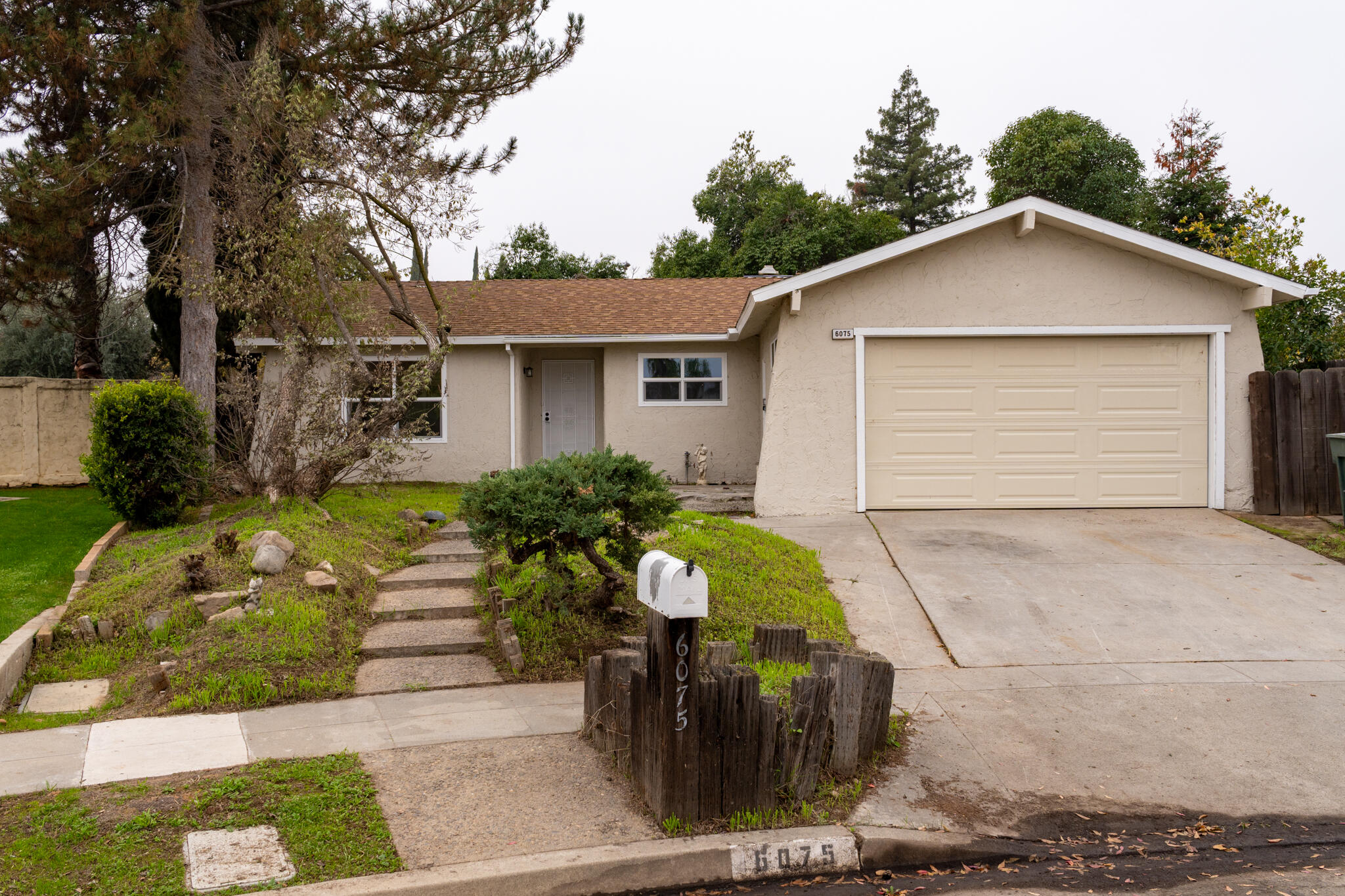 6075 N Selland Ave, Fresno, CA 93711