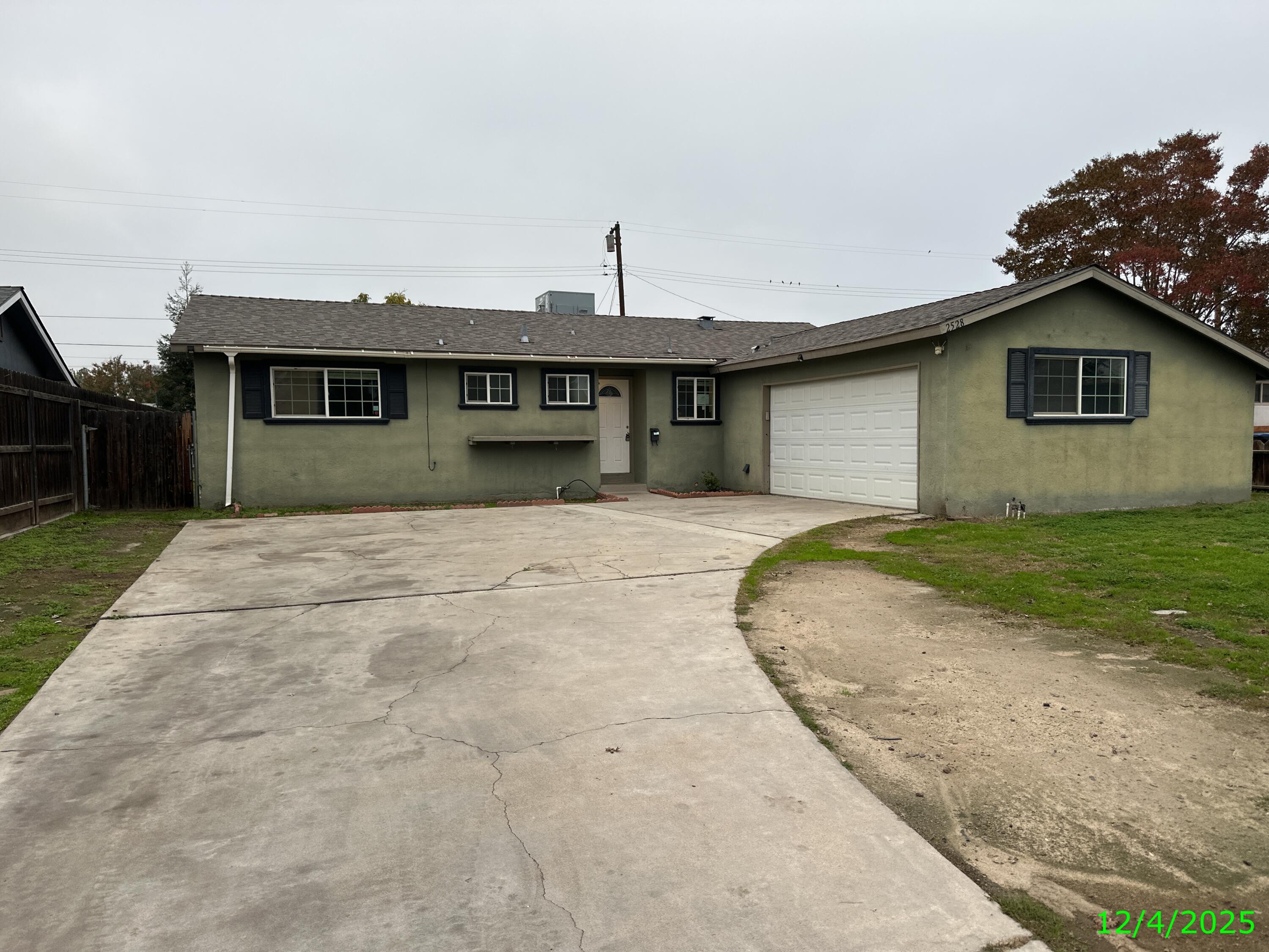 2528 W Howard Ave, Visalia, CA 93277