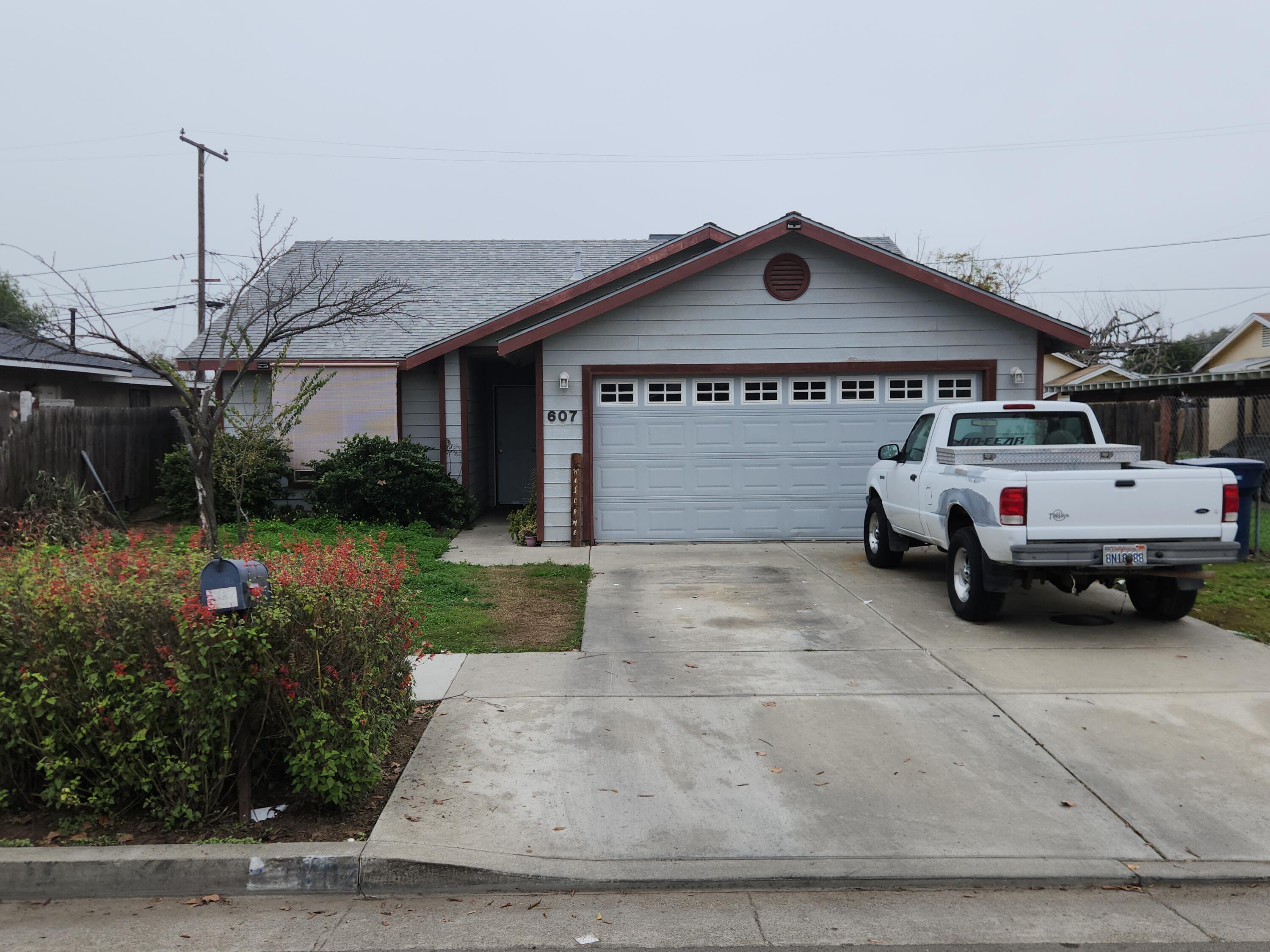607 S Santa Clara St, Tulare, CA 93274