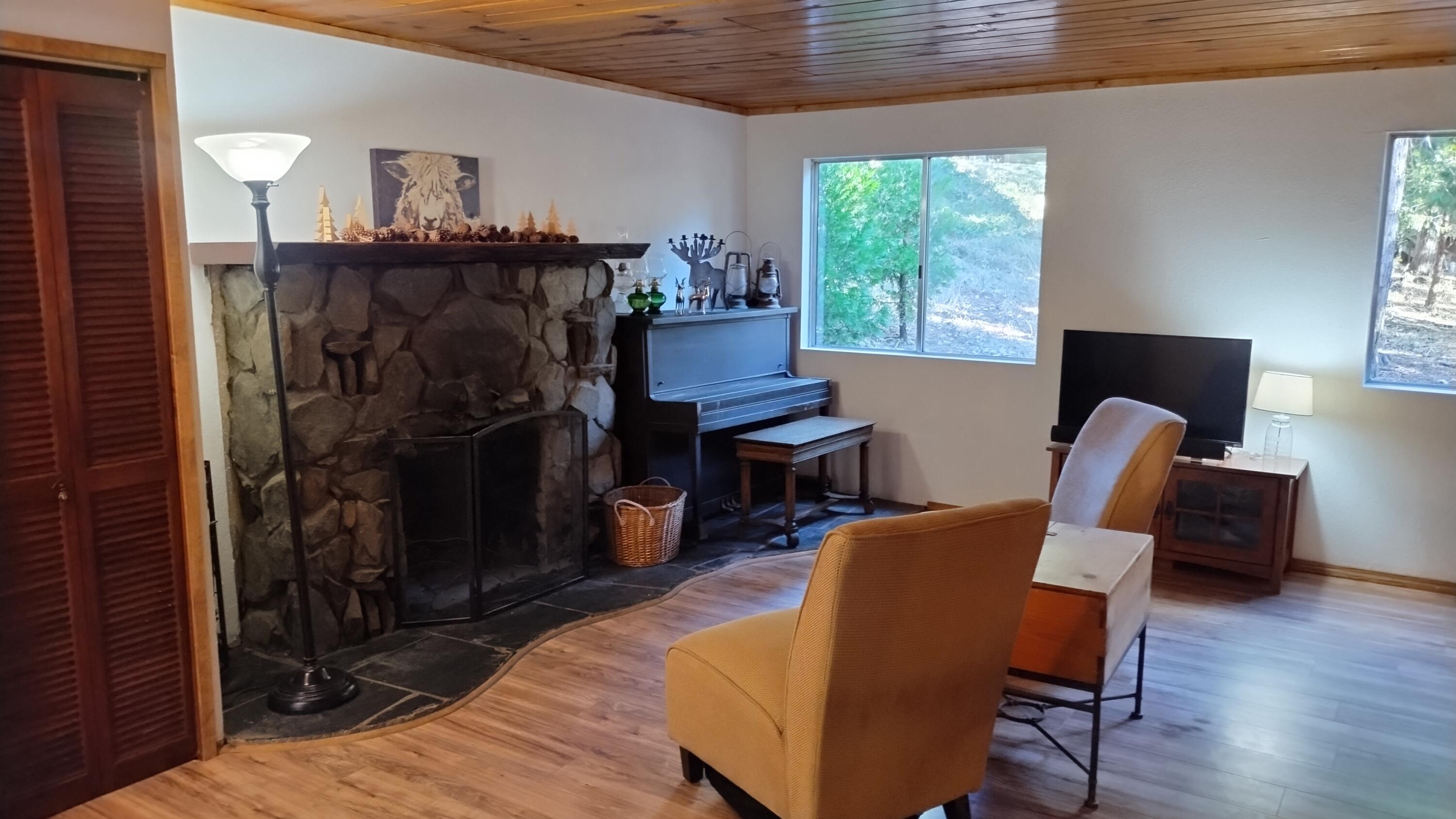 594 Loop Dr, Camp Nelson, CA 93265