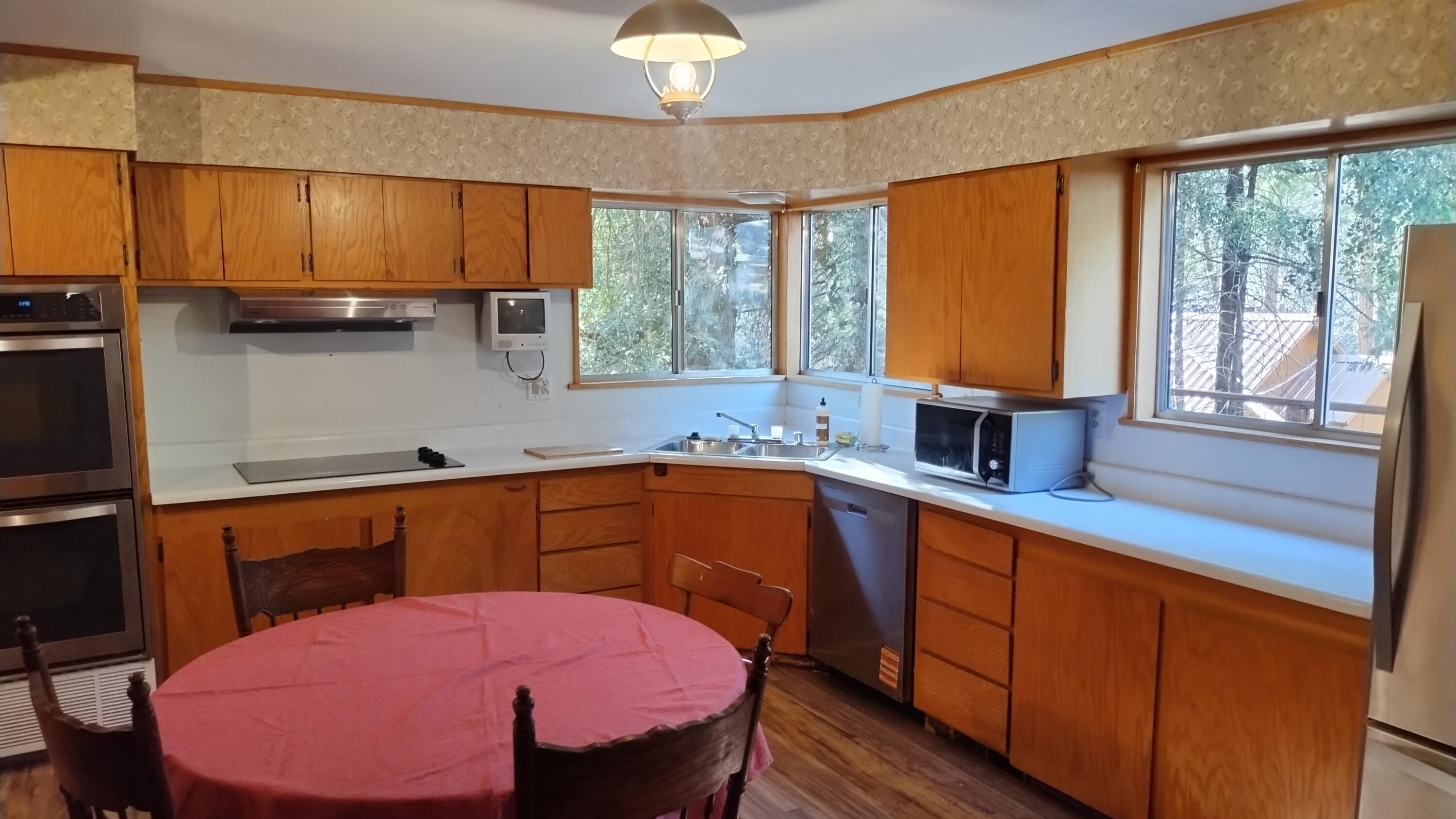 594 Loop Dr, Camp Nelson, CA 93265