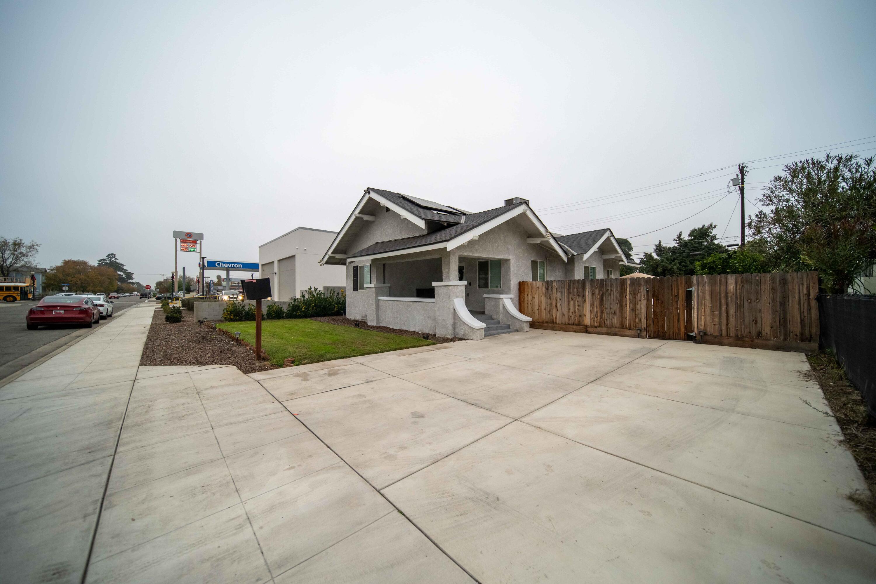 1834 Young St, Selma, CA 93662