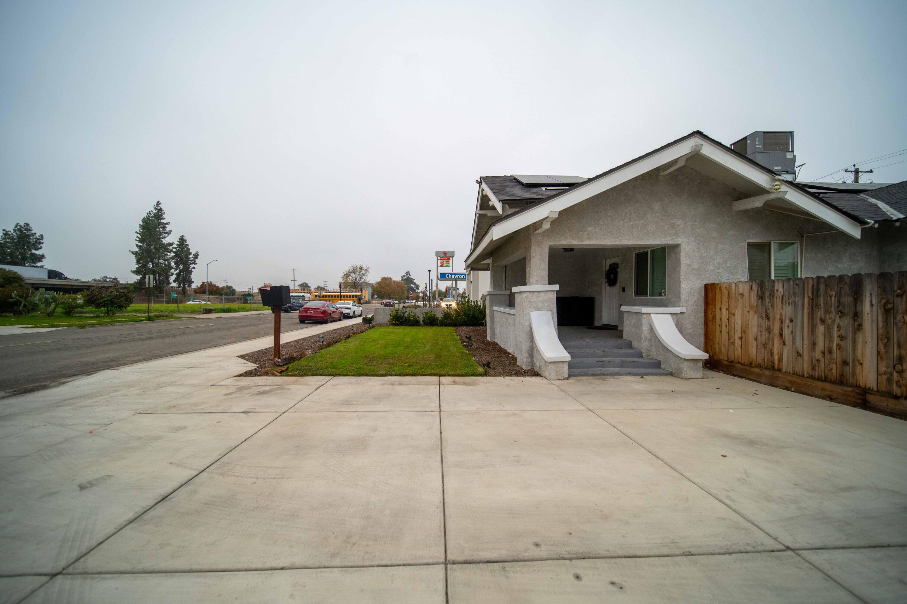 1834 Young St, Selma, CA 93662