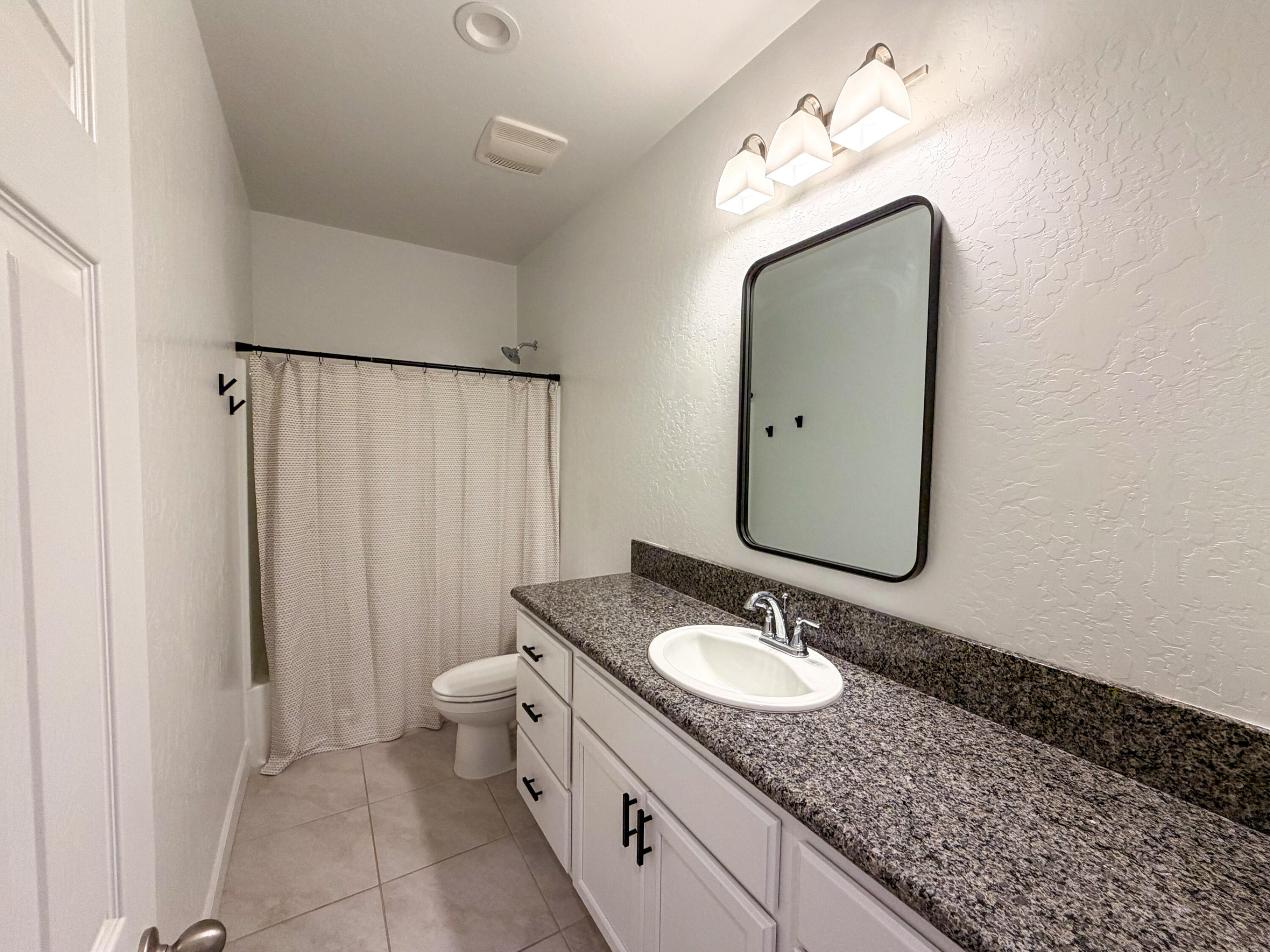 1810 E Monte Vista Ave, Visalia, CA 93292