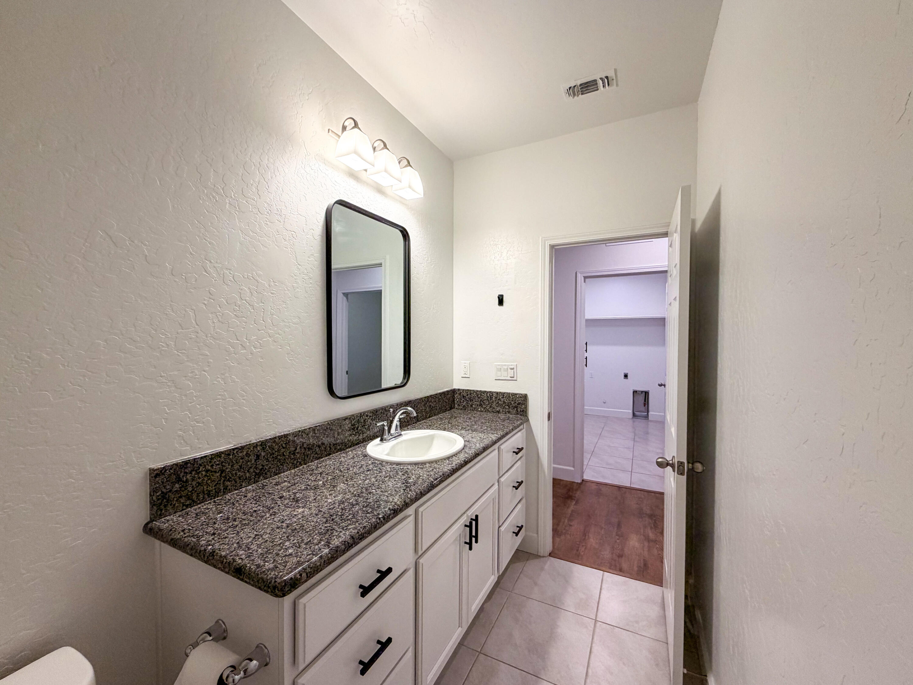 1810 E Monte Vista Ave, Visalia, CA 93292